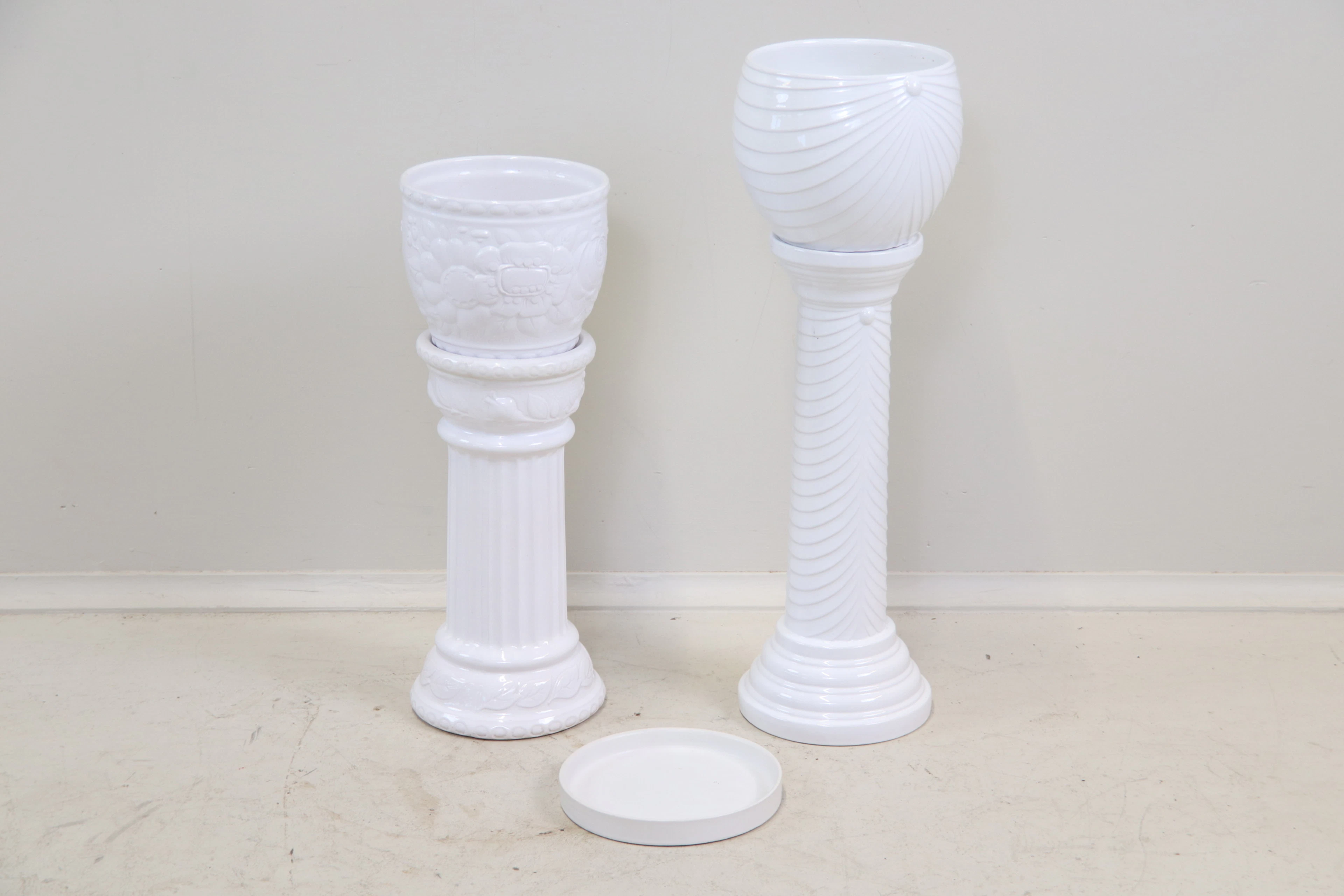 Piedistallo con fodera esterna e piattino, 5 pezzi, ceramica.