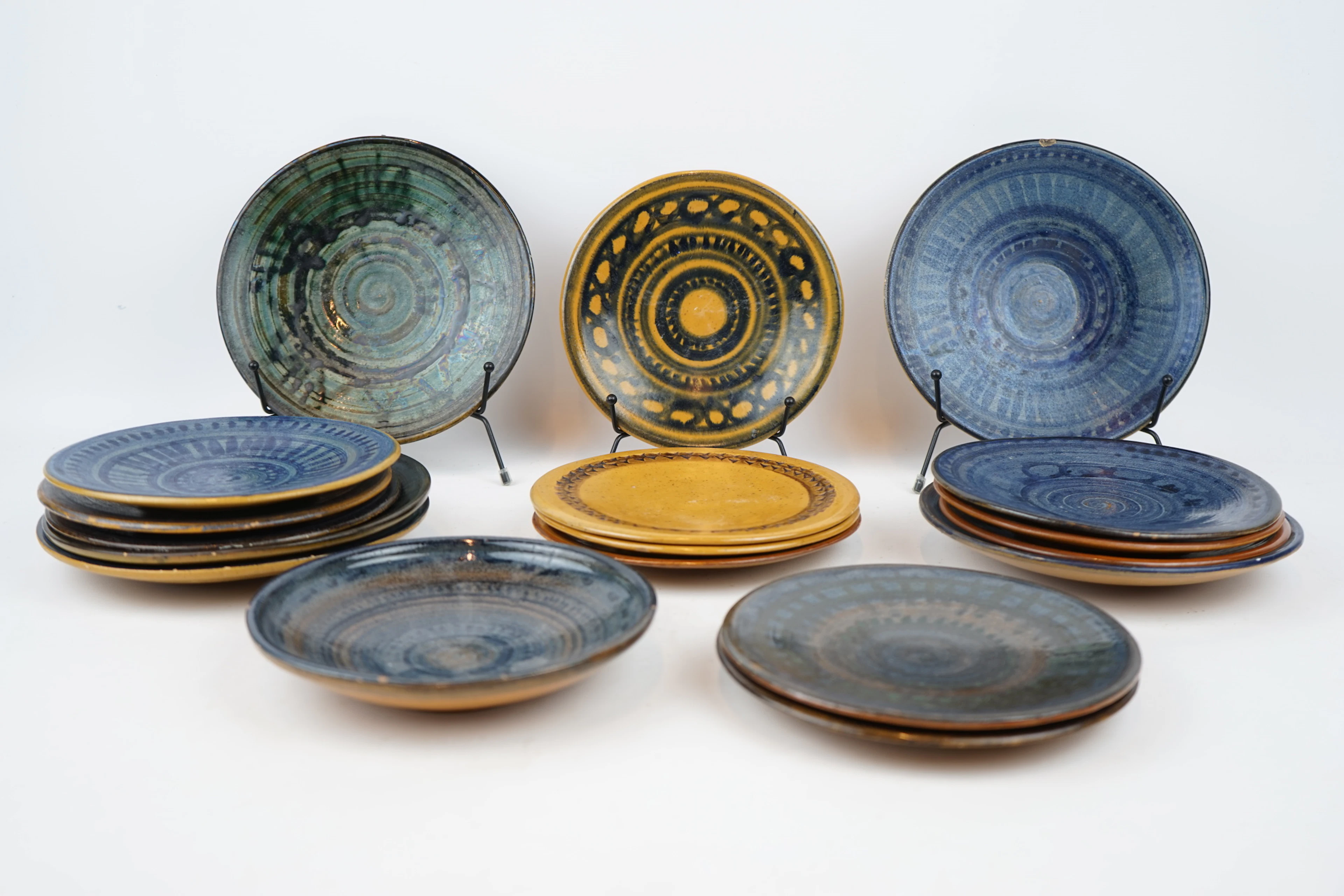 Ulla Viotti, platos de 18 piezas, cerámica, firmado.
