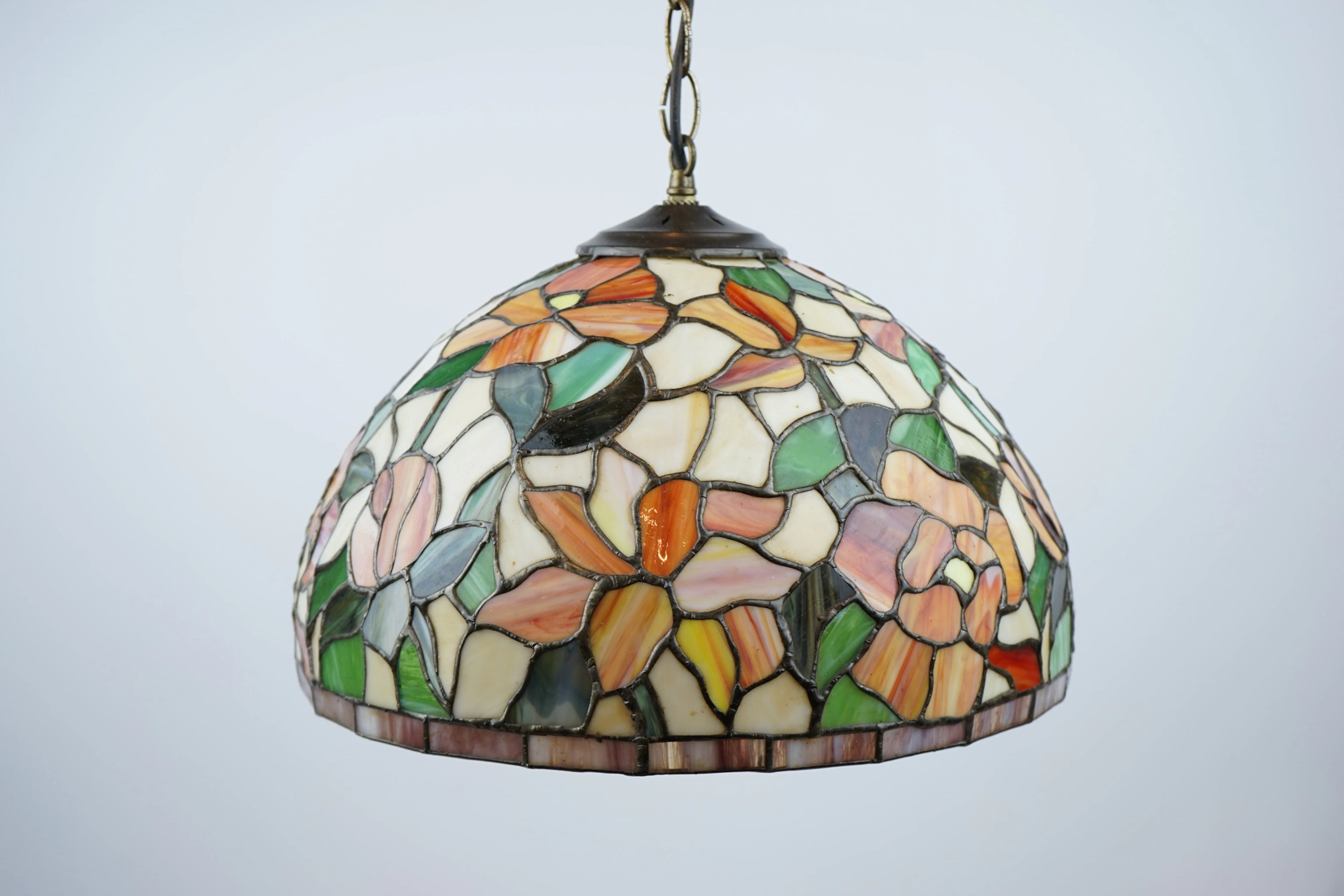 Lampada a soffitto, metallo/vetro, stile Tiffany, anni 1900.