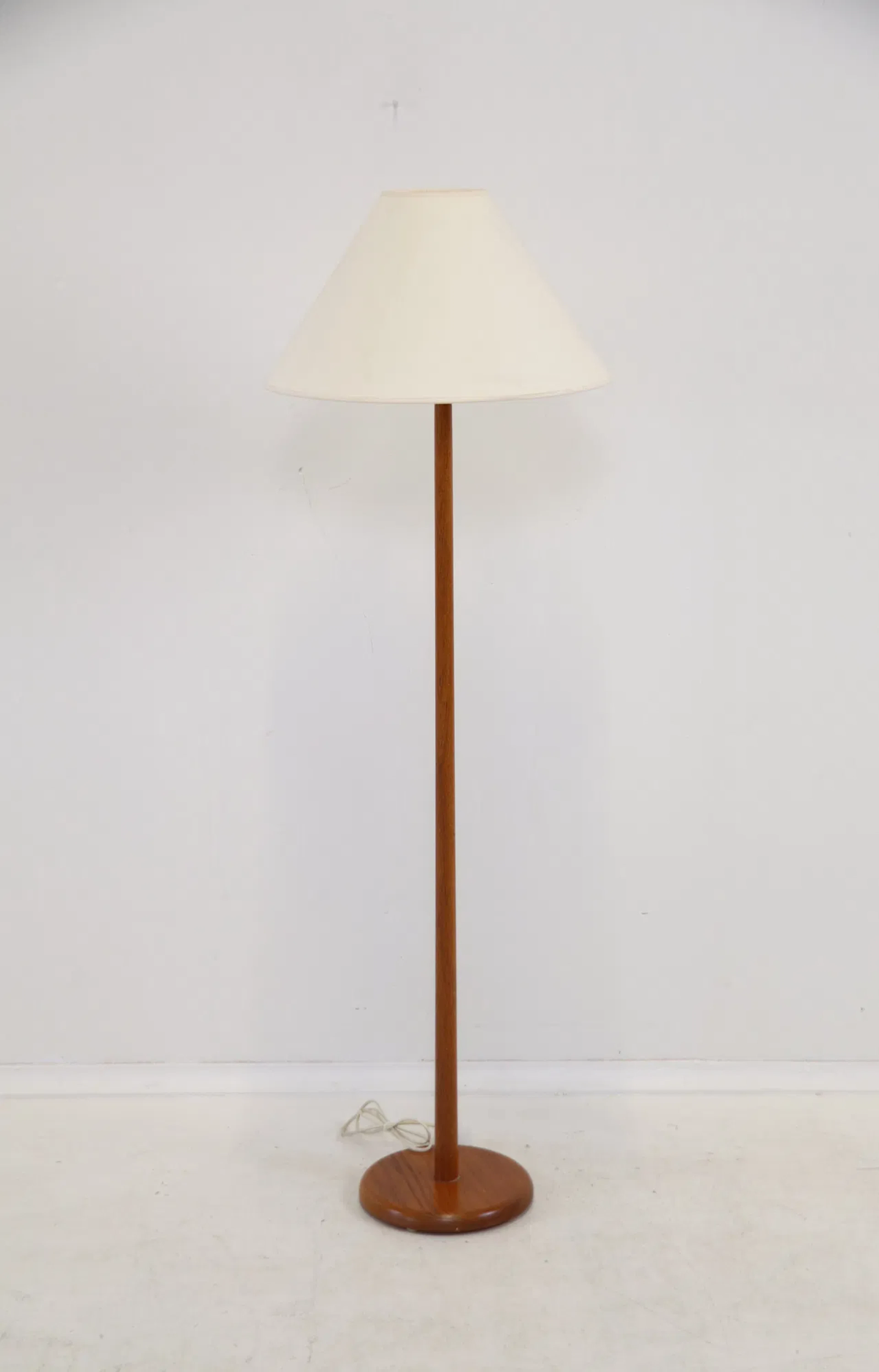 Lámpara de pie, de madera.