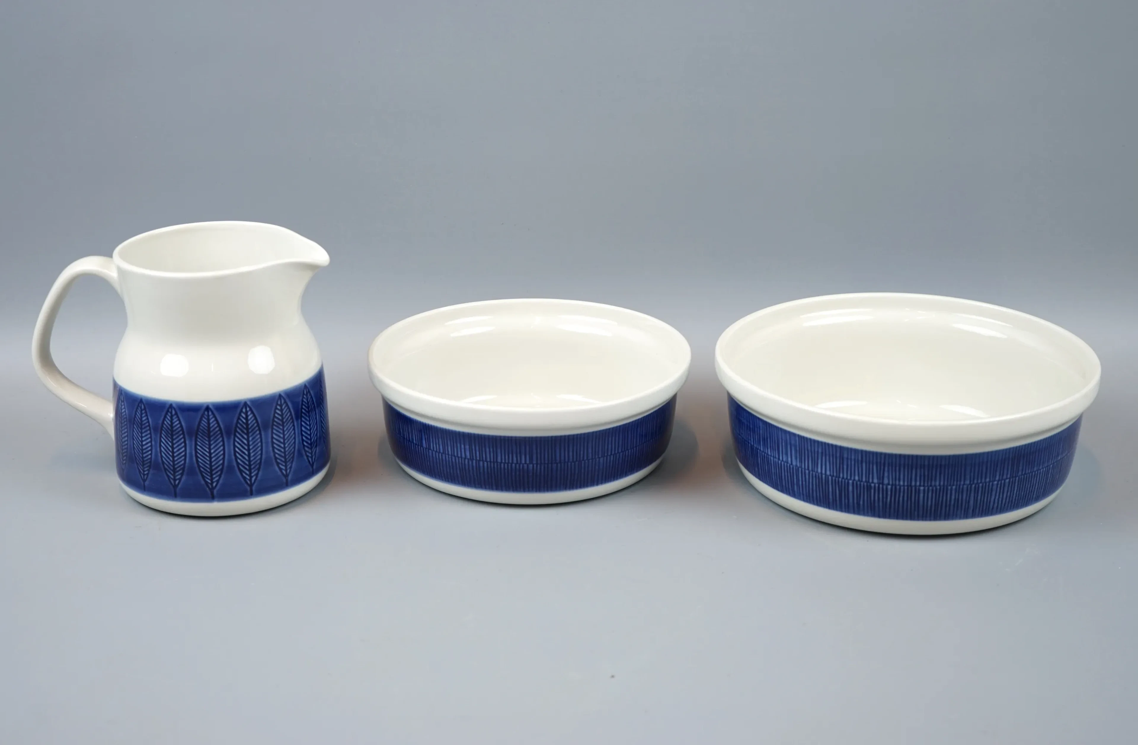 Hertha Bengtson, a 3-piece porcelain jug and bowls, 3 pieces, Koka, Rörstrand.
