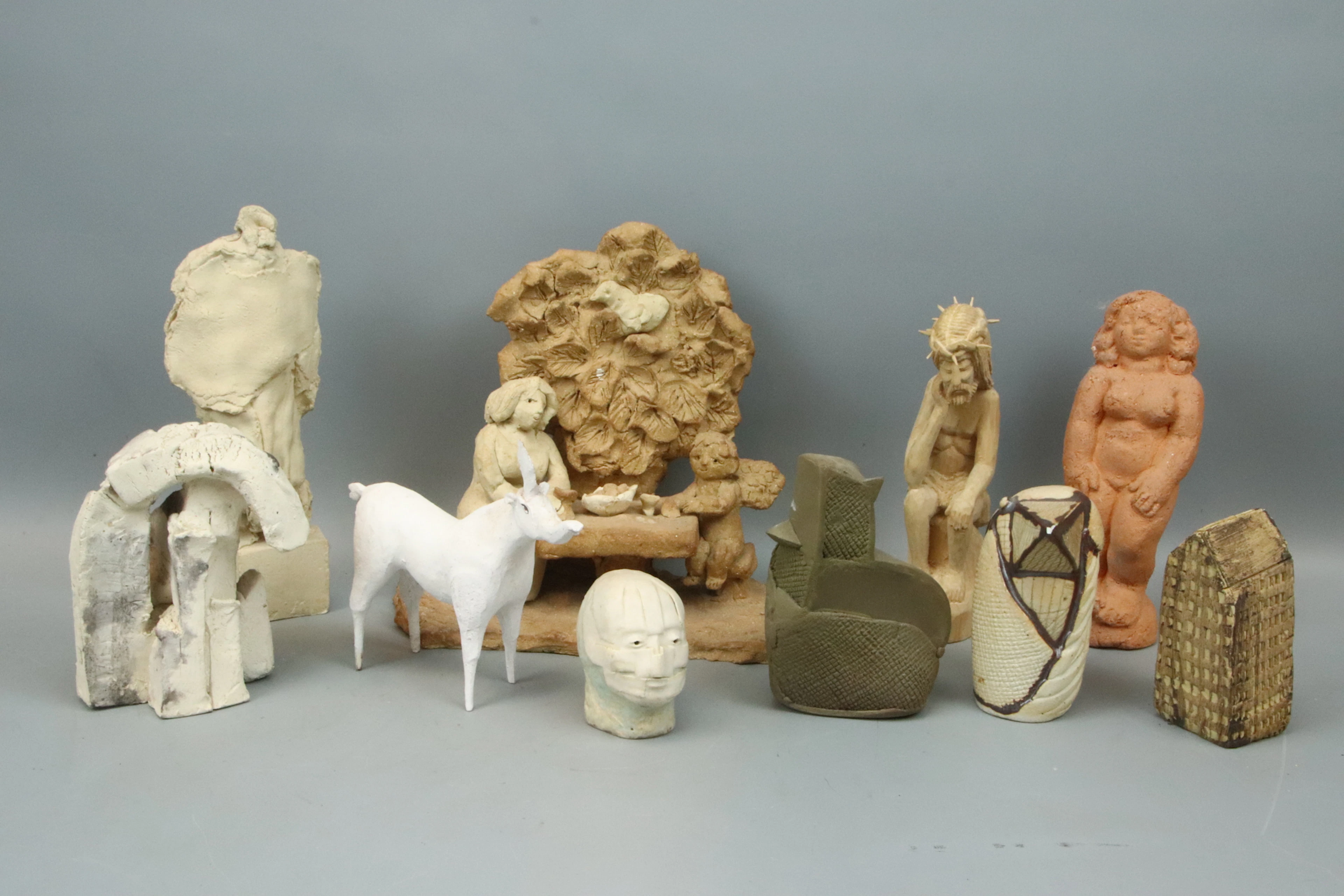 Sculture, 10 pezzi, ceramica/legno, parzialmente firmato.