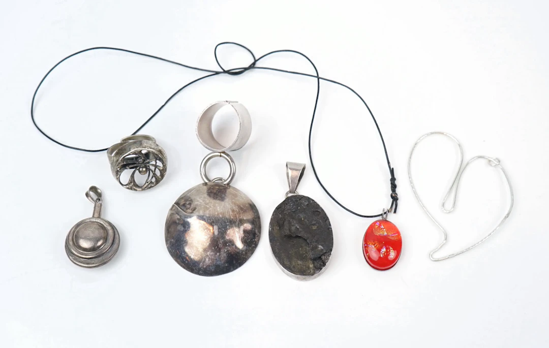 Rings and pendants, 5 pieces, silver, including a perfume bottle as a pendant.
