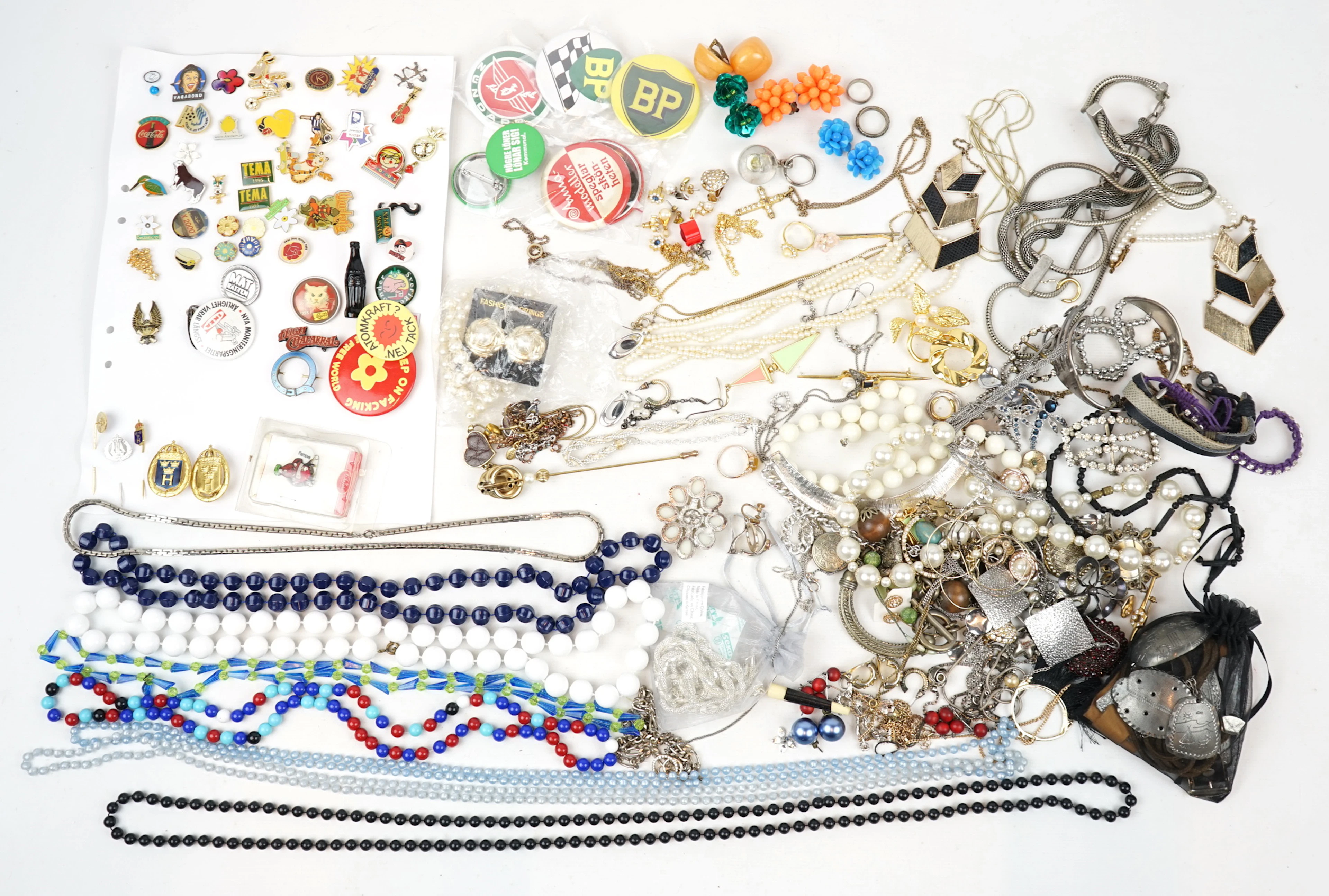 Bijoux fantaisie et épingles, beaucoup, y compris du étain sami.