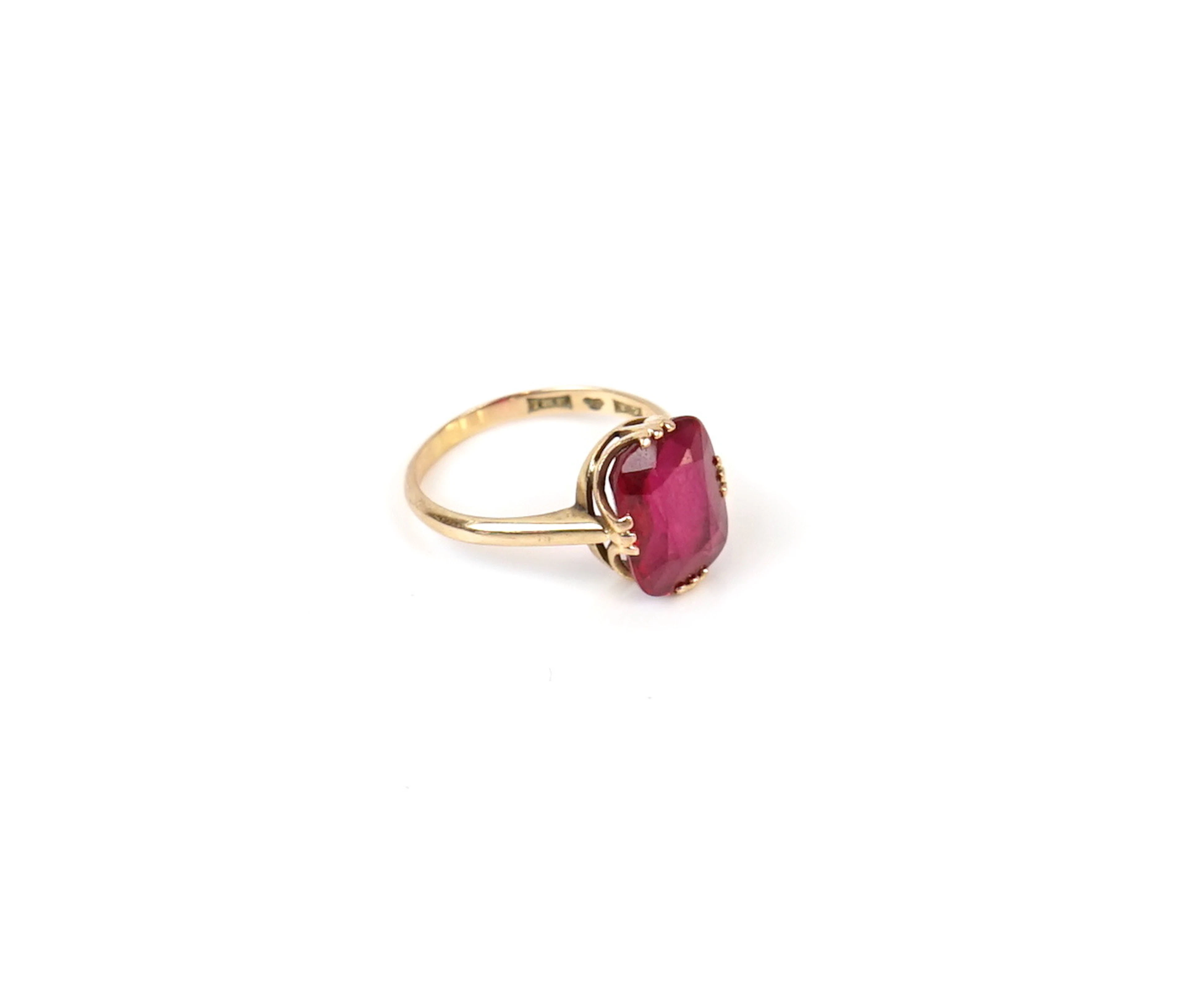 Anello, oro 18k, con pietra rossa.