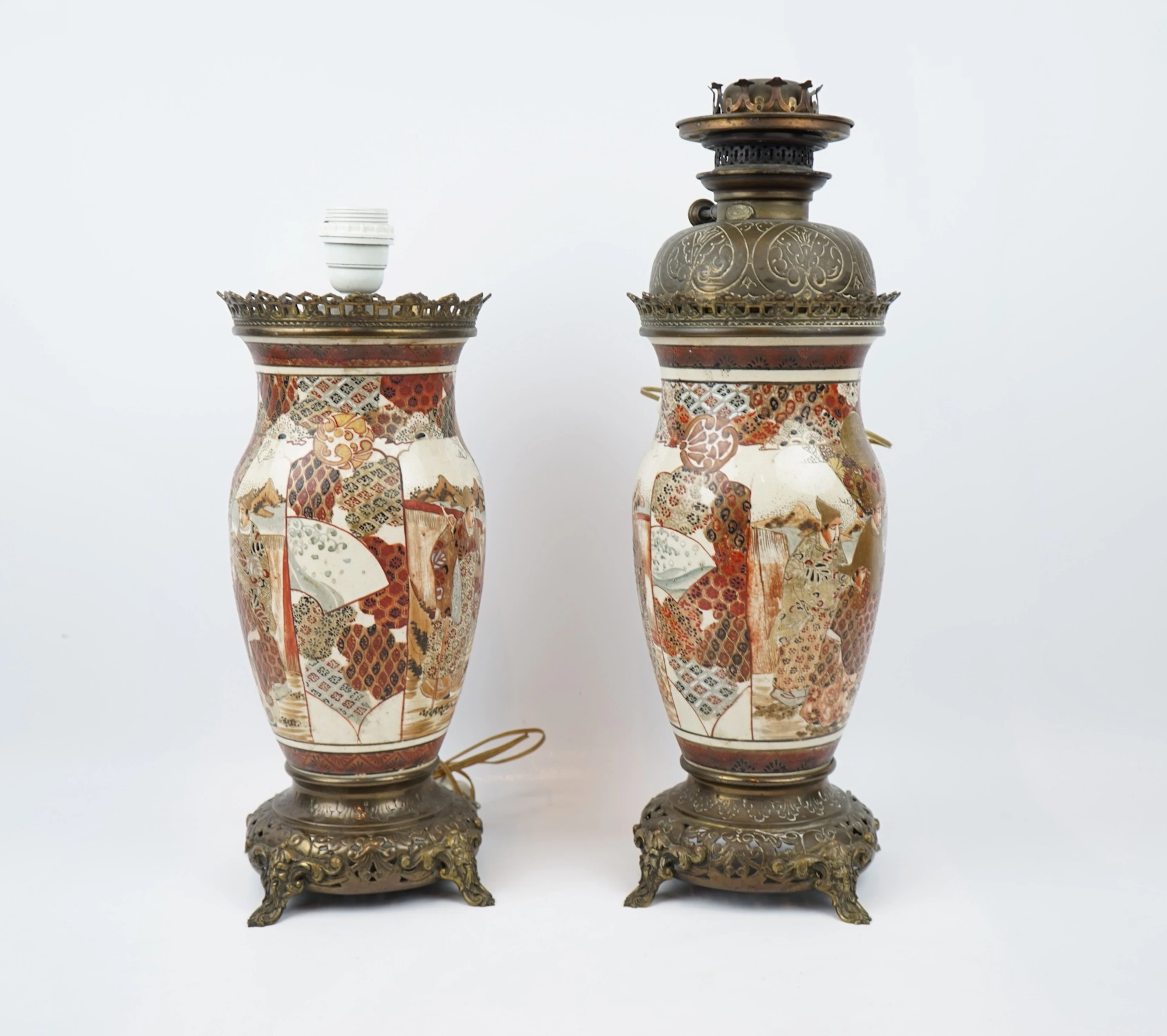 Lampade da tavolo a cherosene, elettrificate, 2 pezzi, ottone/porcellana, Giappone.