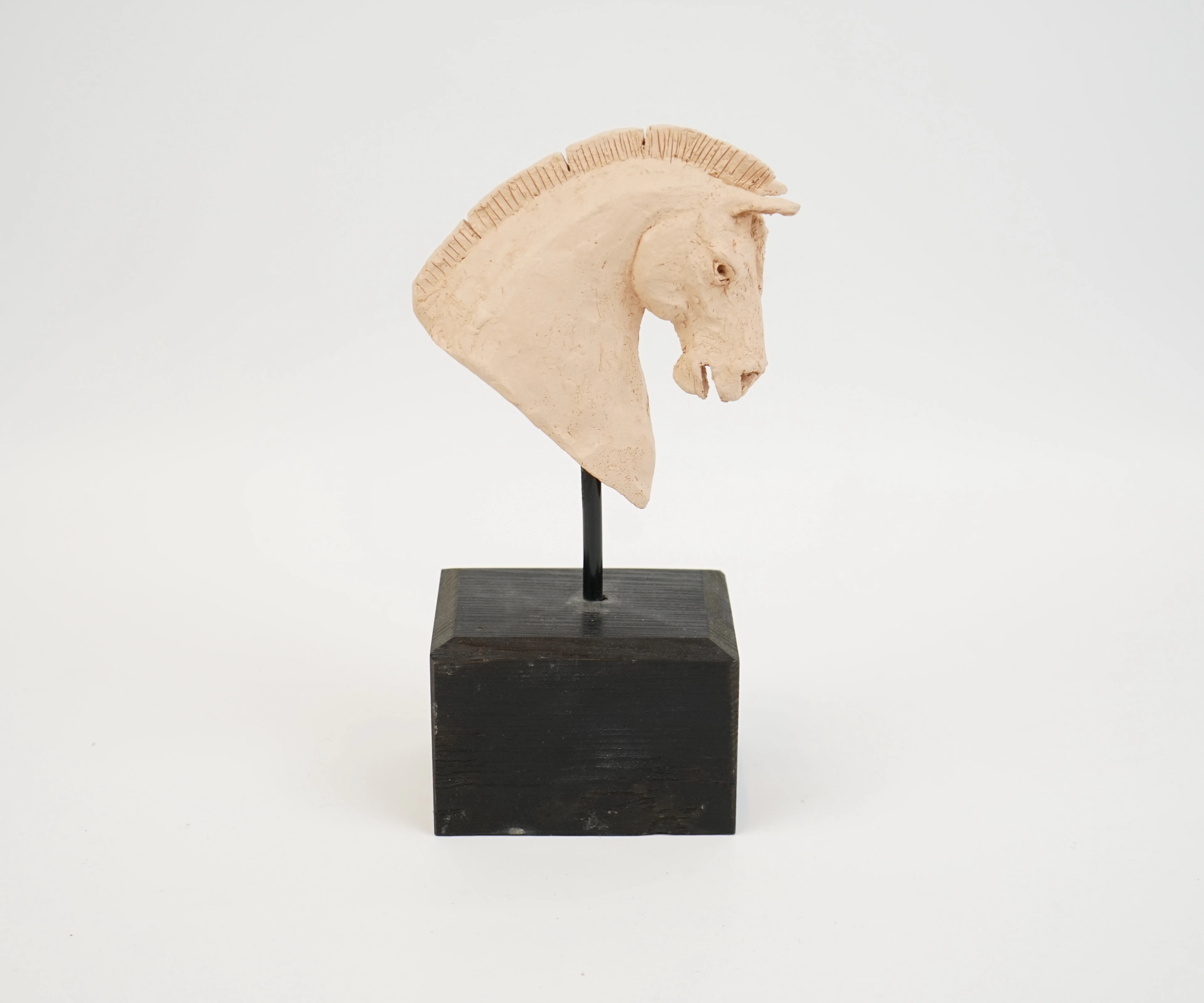Escultura, caballo, loza sobre zócalo de madera, sin firmar.