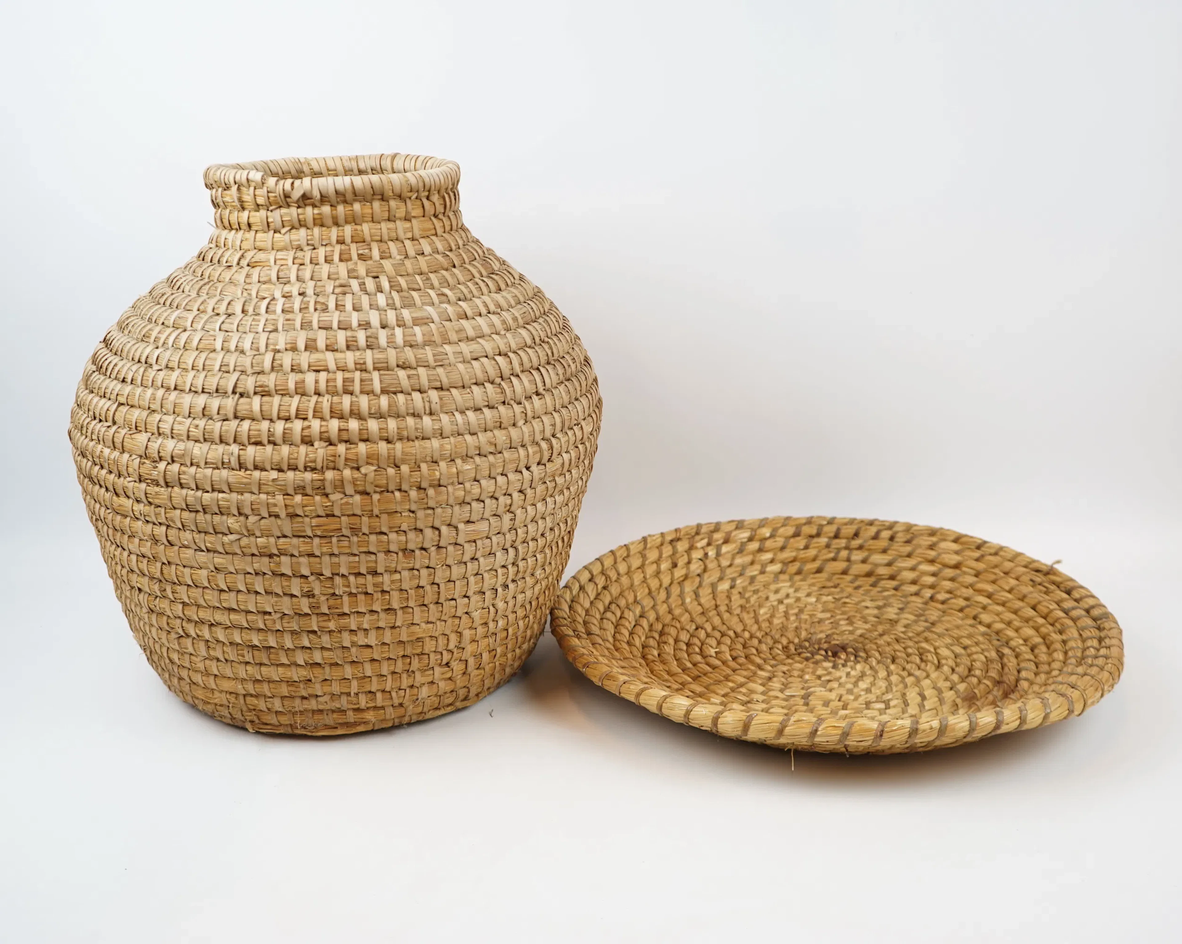Cesta y platillo, mimbre.