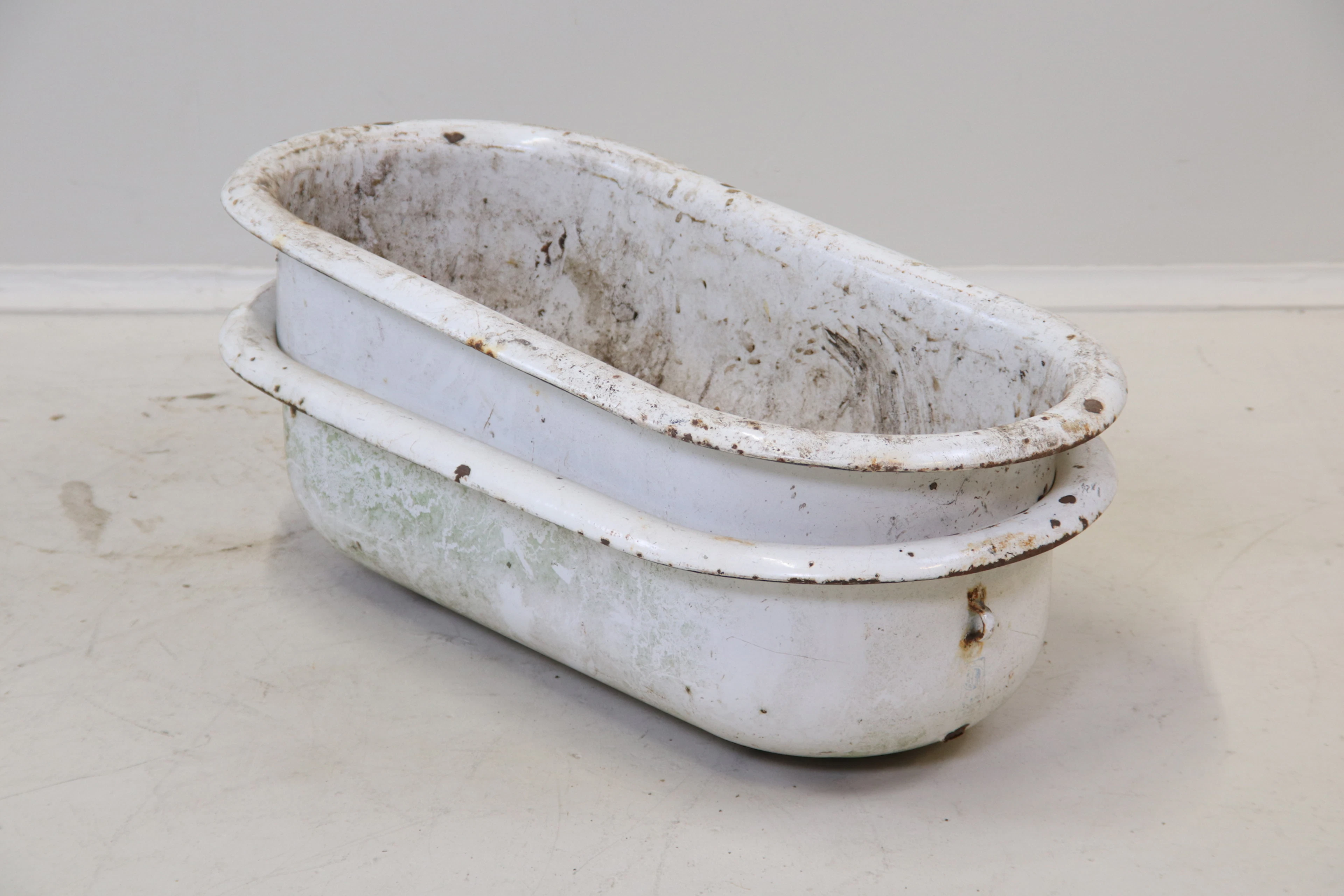 Des pots, 2 pièces, métal émaillé.