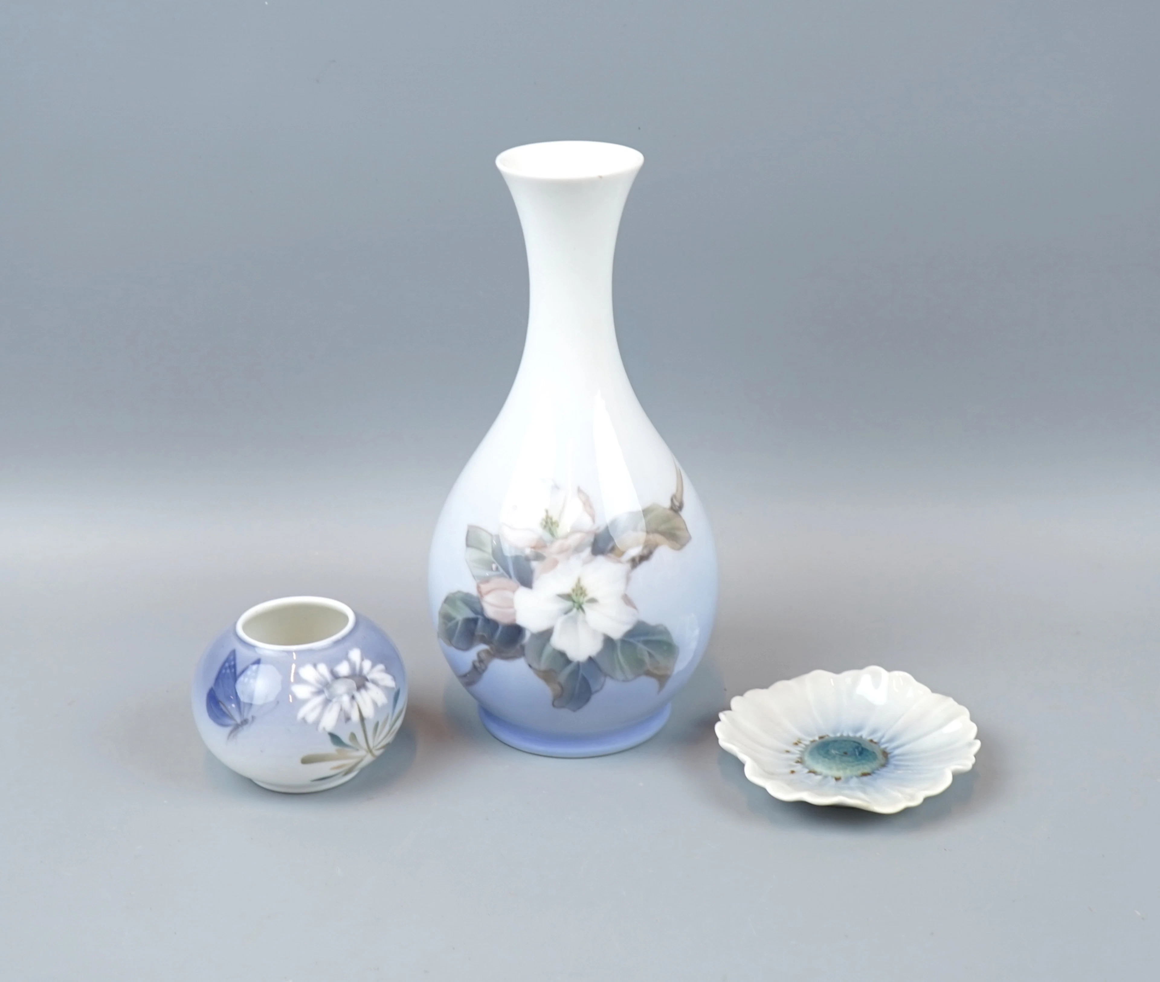 Jarrones y platillos, 3 piezas, porcelana, Royal Copenhagen y Rörstrand.