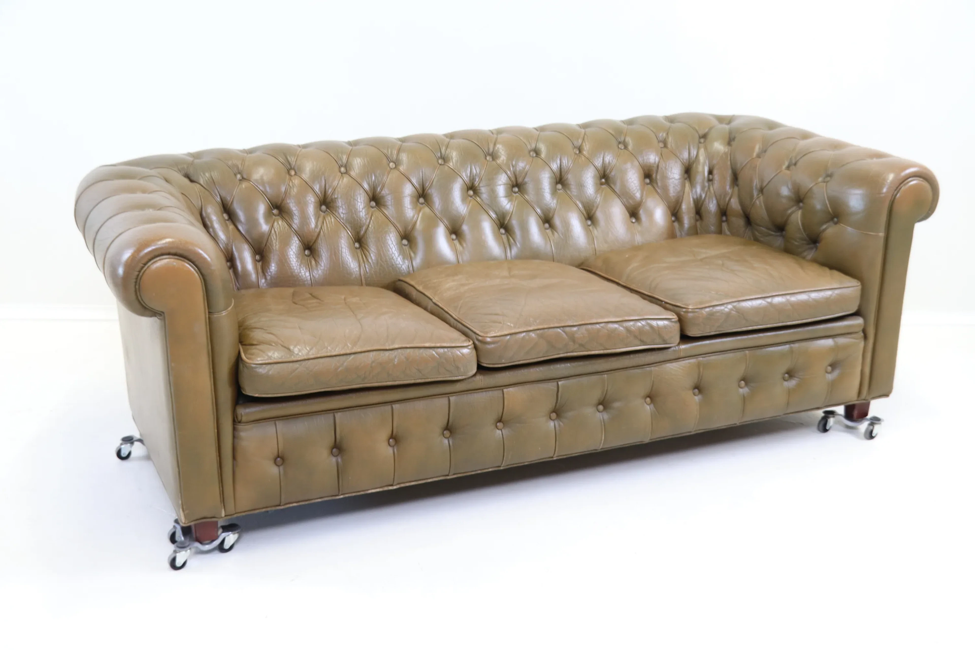 Sofá, modelo Chesterfield, cuero/madera, Norell.