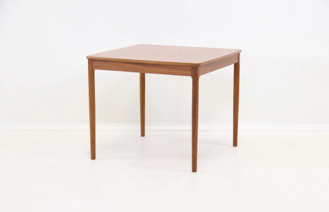 Yngvar Sandström, una mesita auxiliar, madera de castaño, fábrica de muebles Seffle.