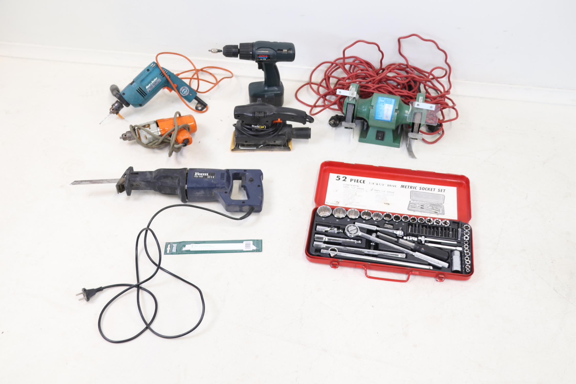 Herramientas eléctricas, etc., 8 piezas, incluyendo Black & Decker.
