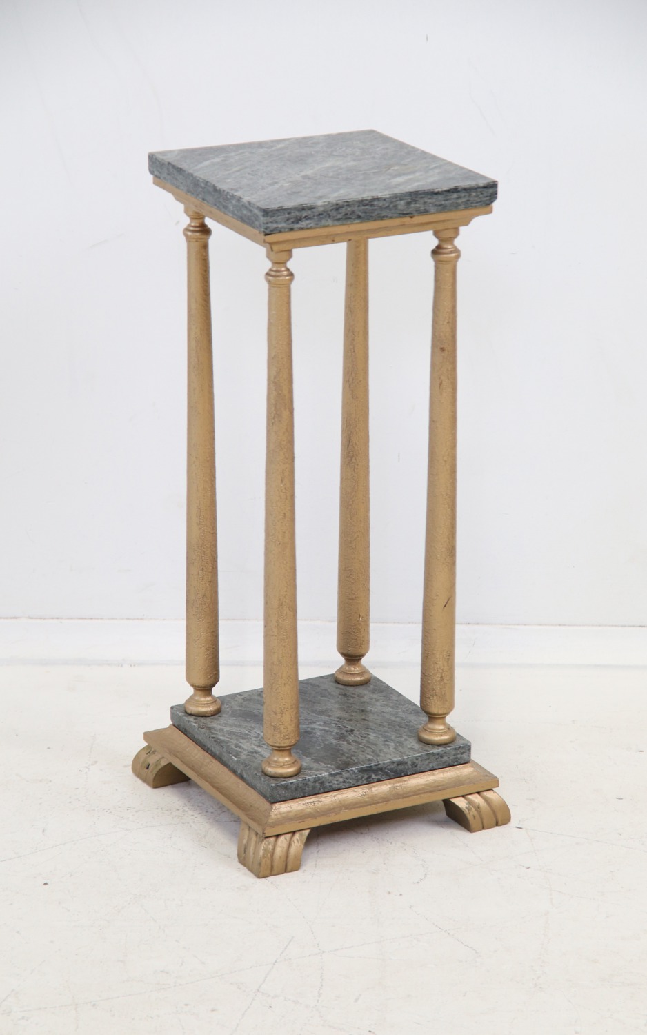Pedestal, piedra/madera.