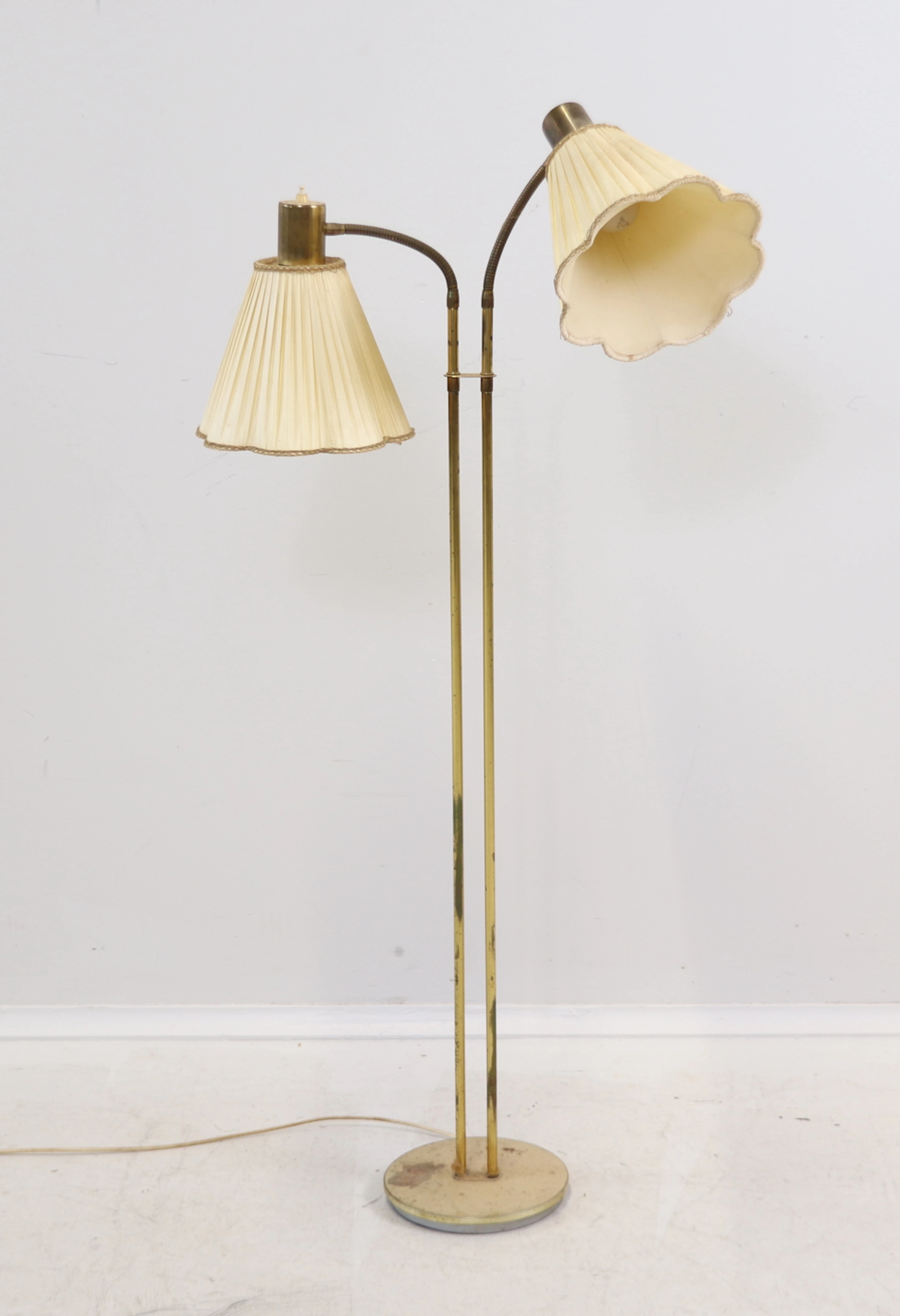 Lampada da terra, 2 fonti luminose, paralumi regolabili, metallo/tessuti.