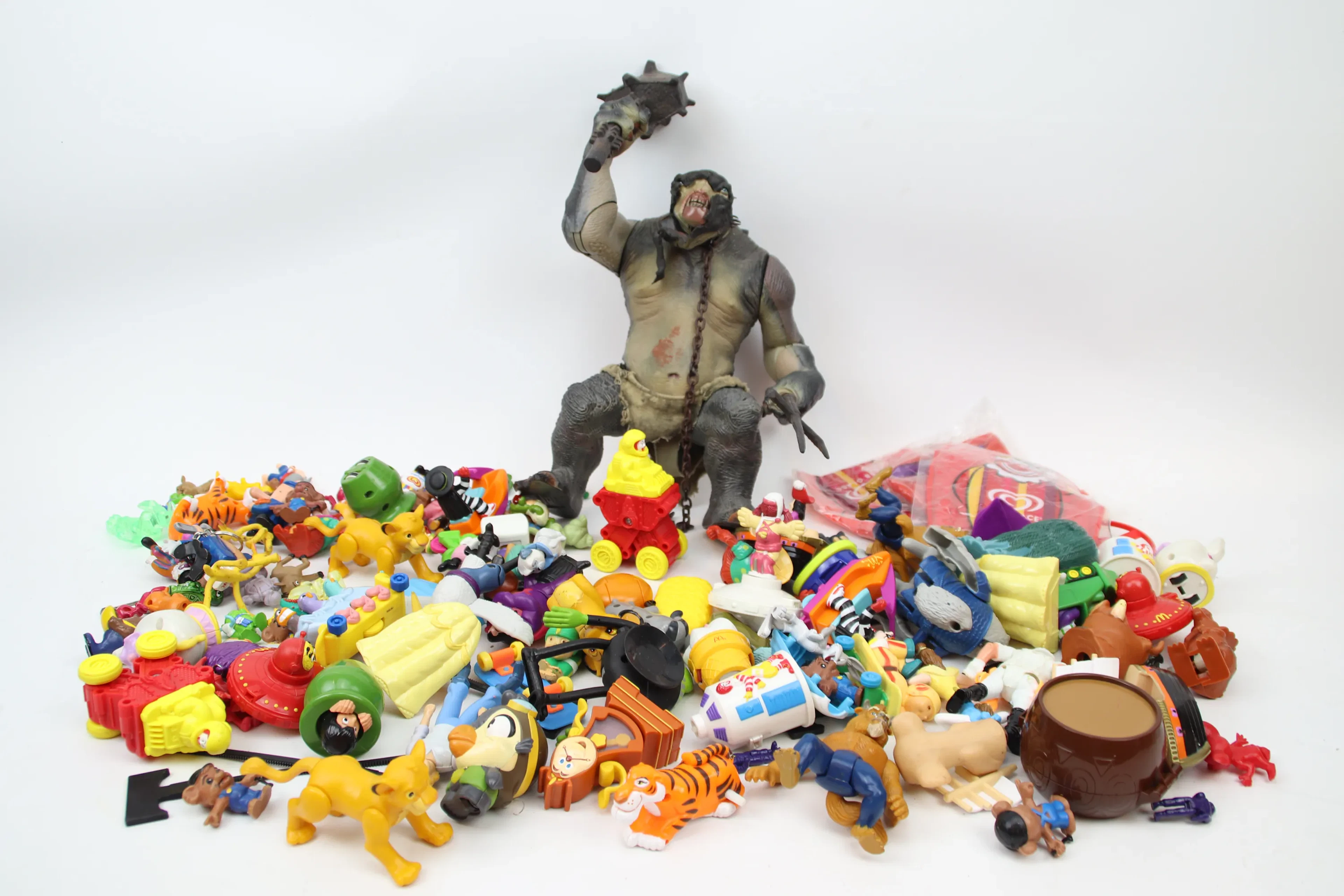 Figuras de juguete, etc., mucho.