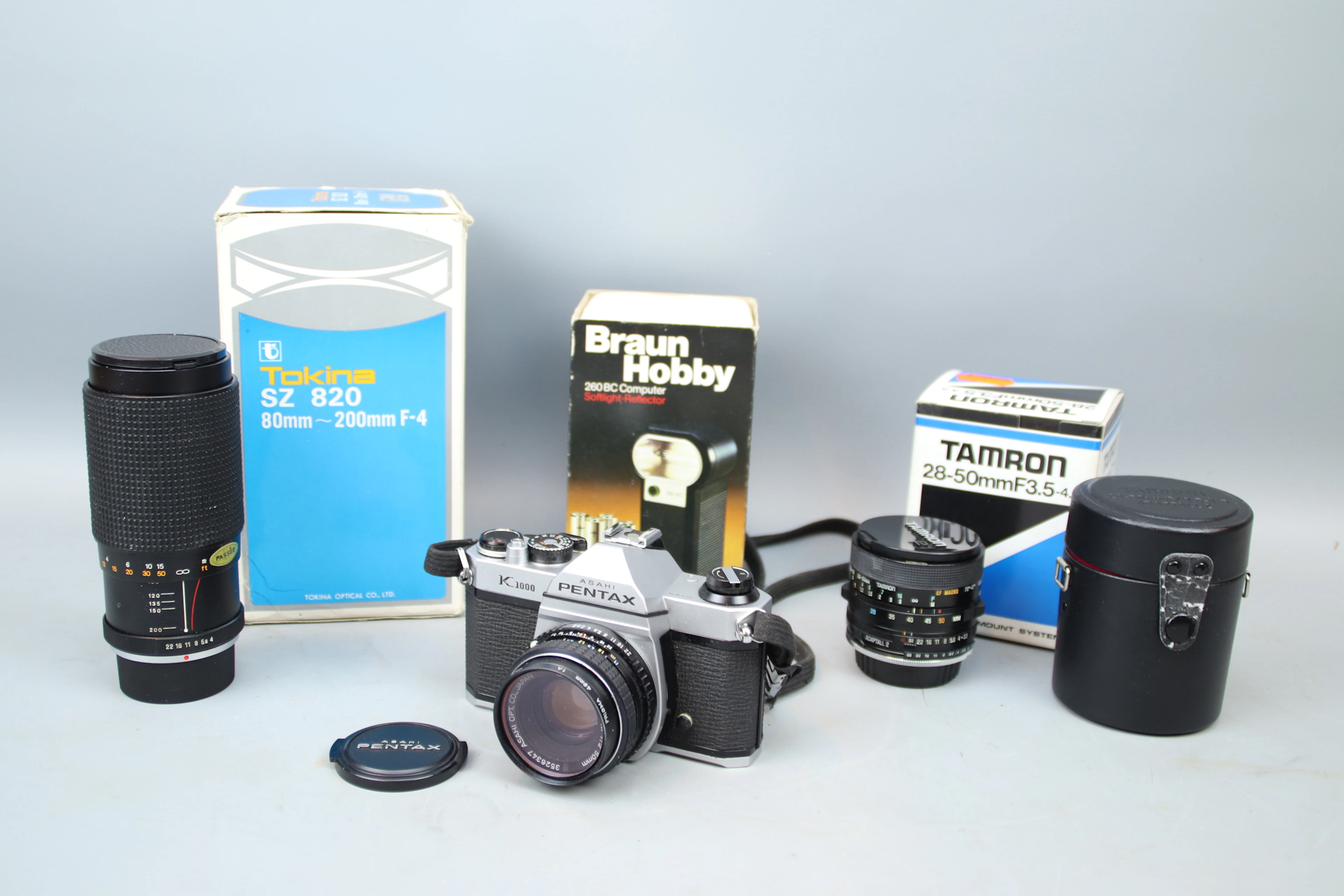 Fotocamera, Asahi Pentax K 1000, oltre a 2 obiettivi e flash.