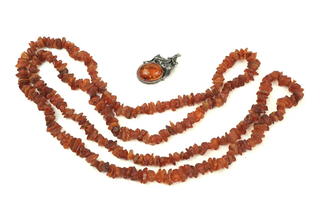 Necklace and brooch, amber, brooch with silver shoeing.