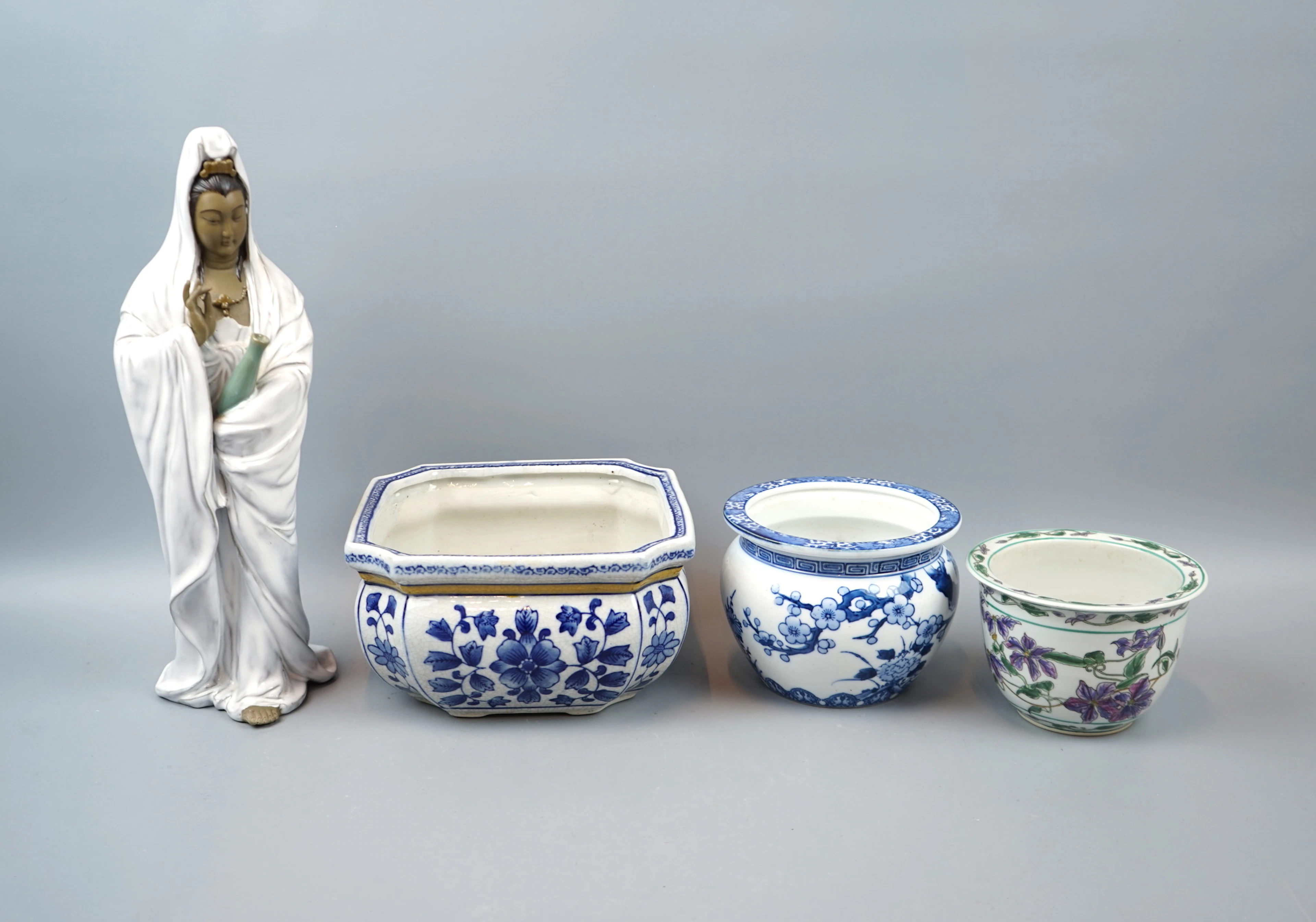 Figurina, fodera esterna e vaso, 4 pezzi, ceramica, porcellana.