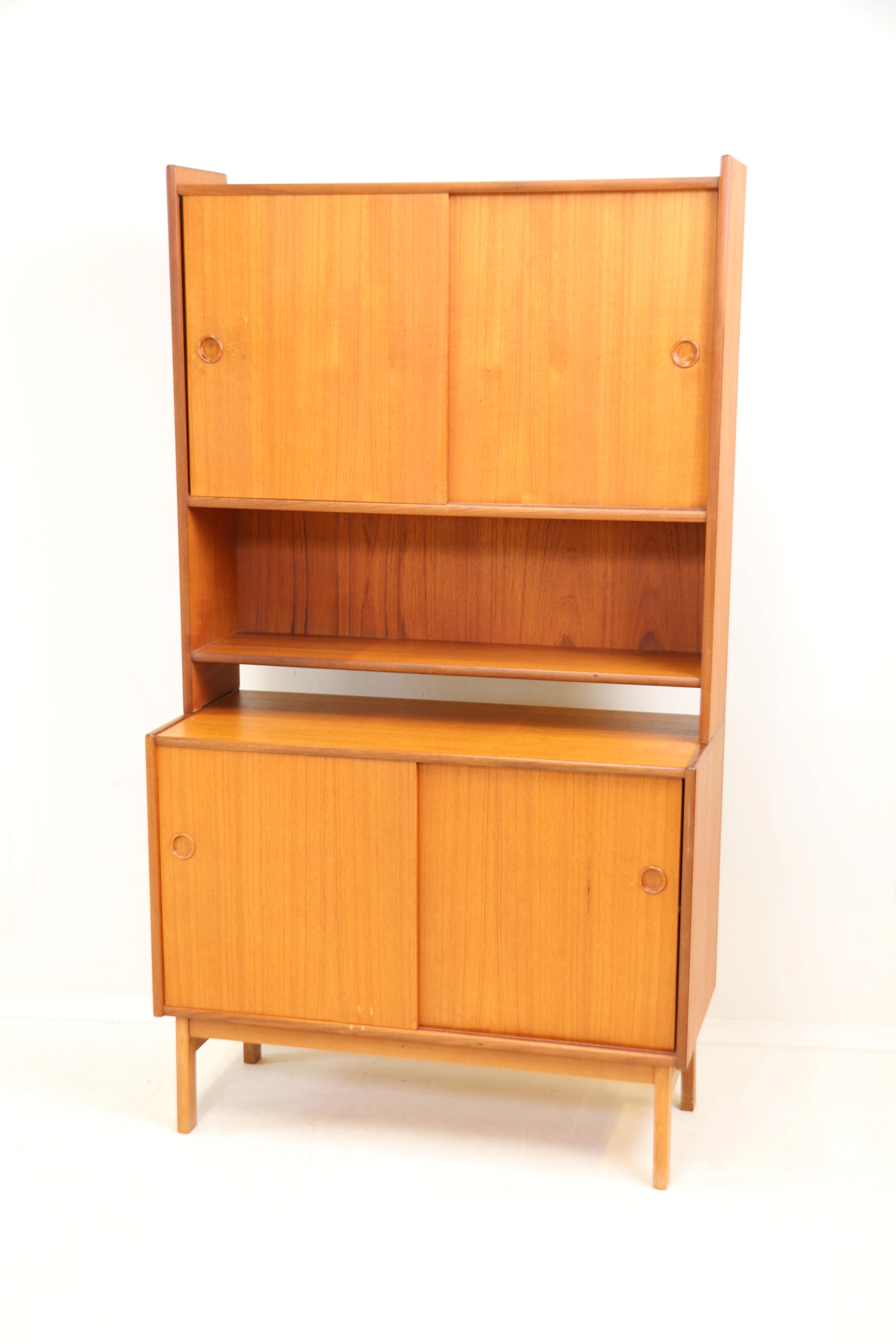 Armadio con porte scorrevoli, teak, metà del 1900.