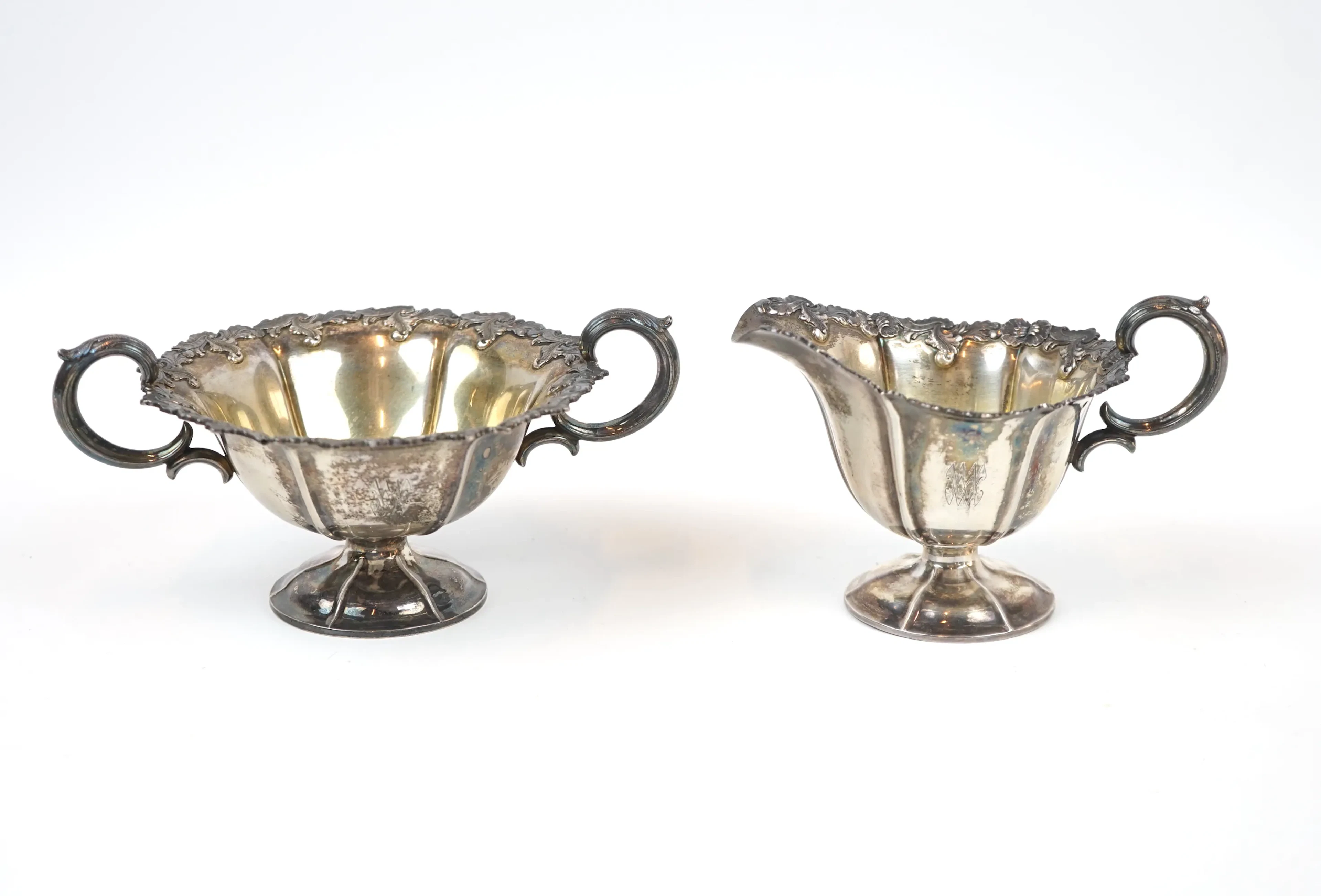 Azucarero y jarra de nata, de plata.