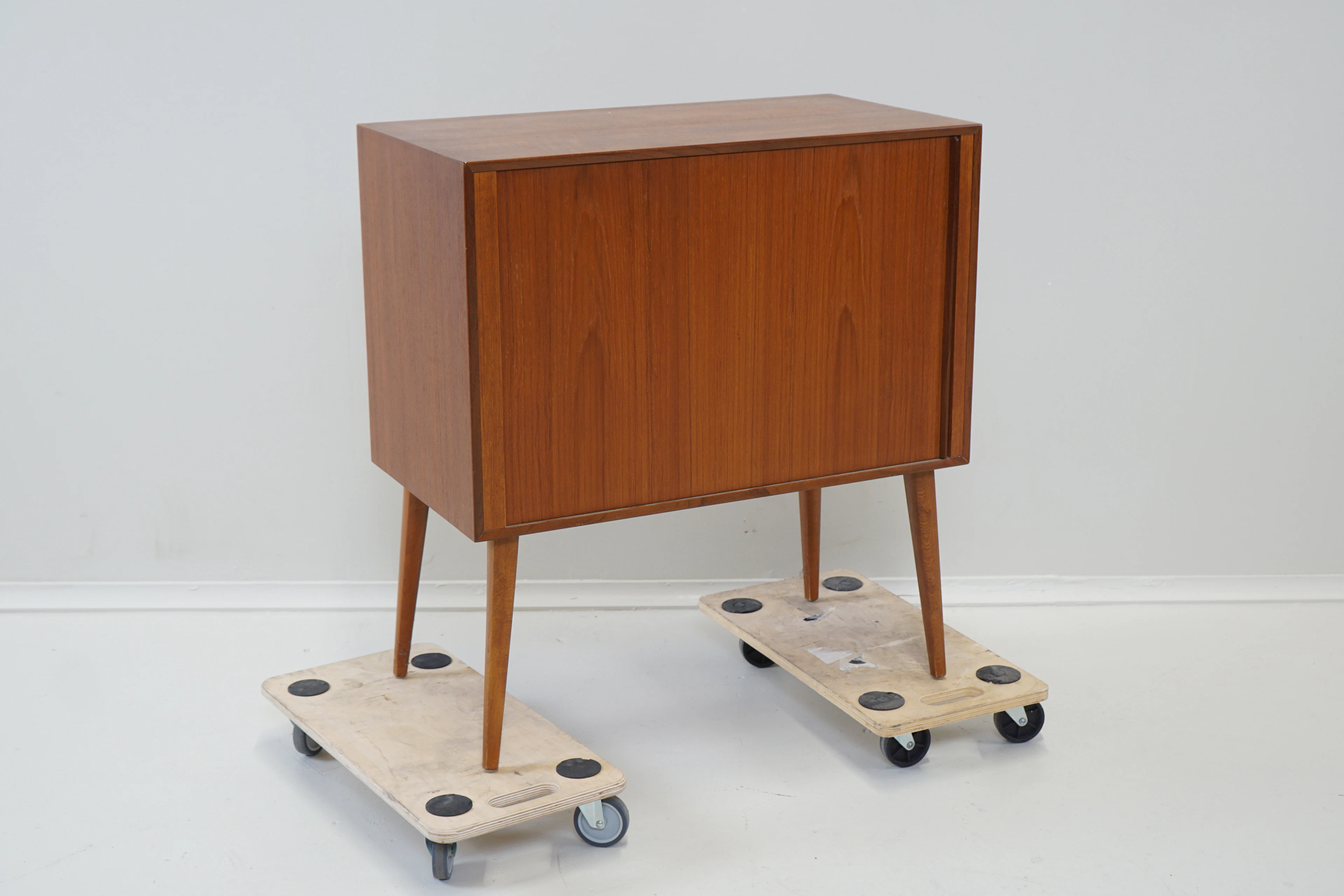 Mueble con puerta corredera, teca, años 50/60.