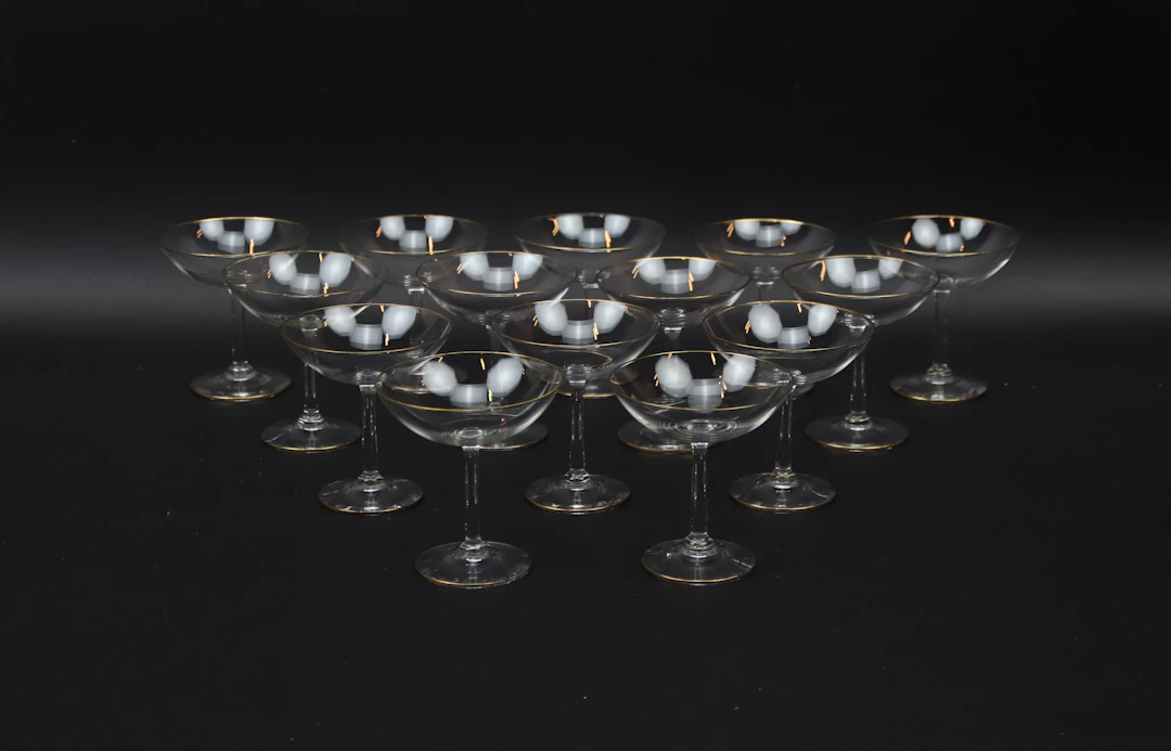 Copas de licor con borde dorado, 14 piezas.
