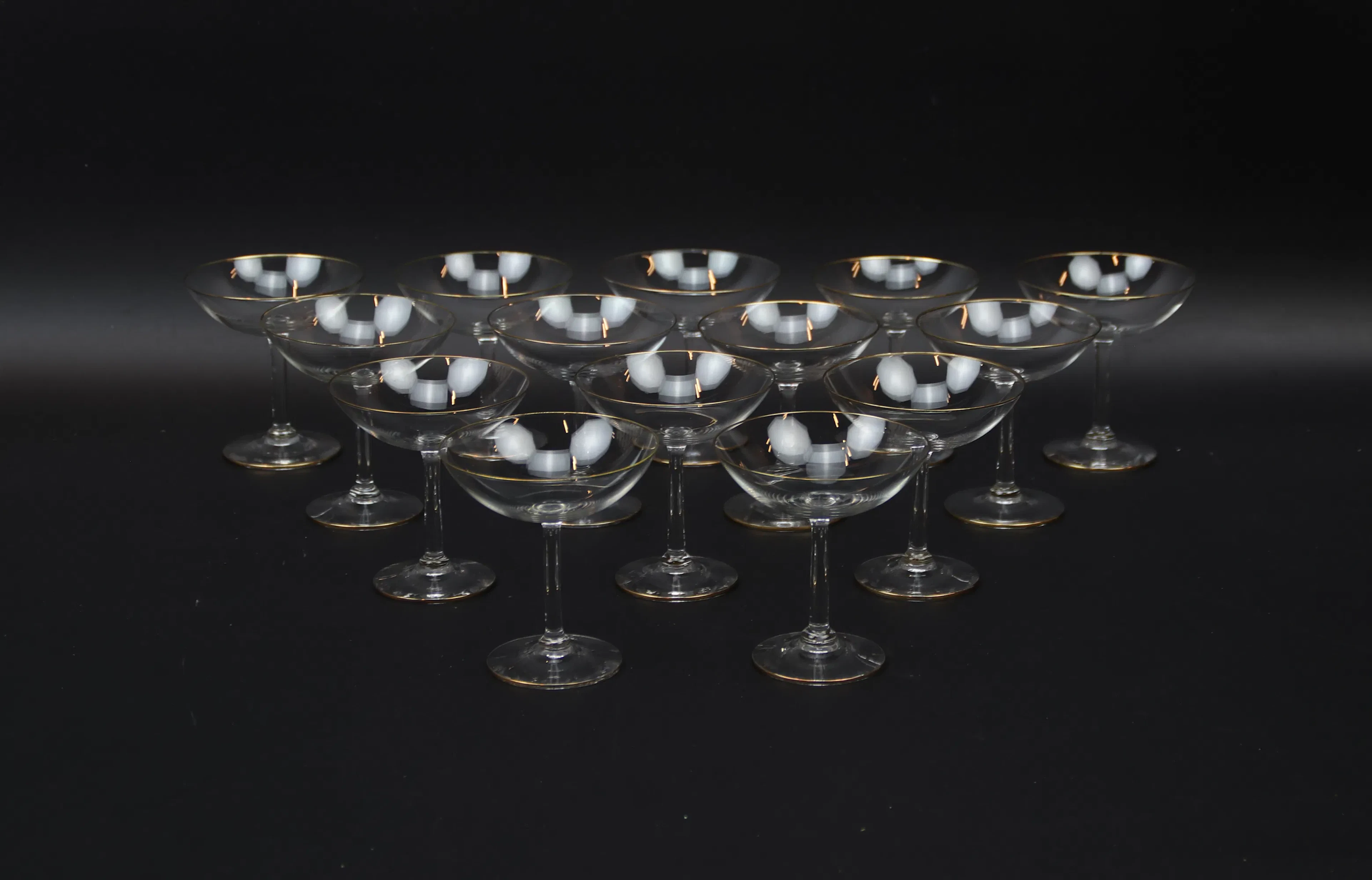 Copas de licor con borde dorado, 14 piezas.