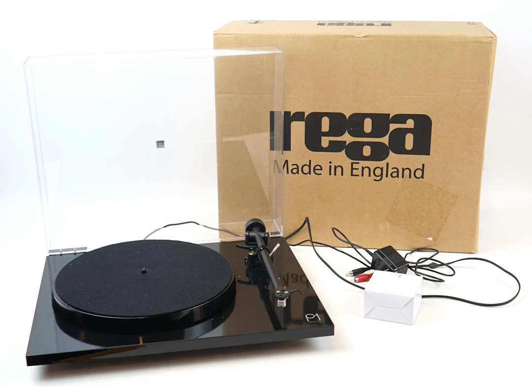Tocadiscos con agujas extra, en la caja original, Rega Planar One.