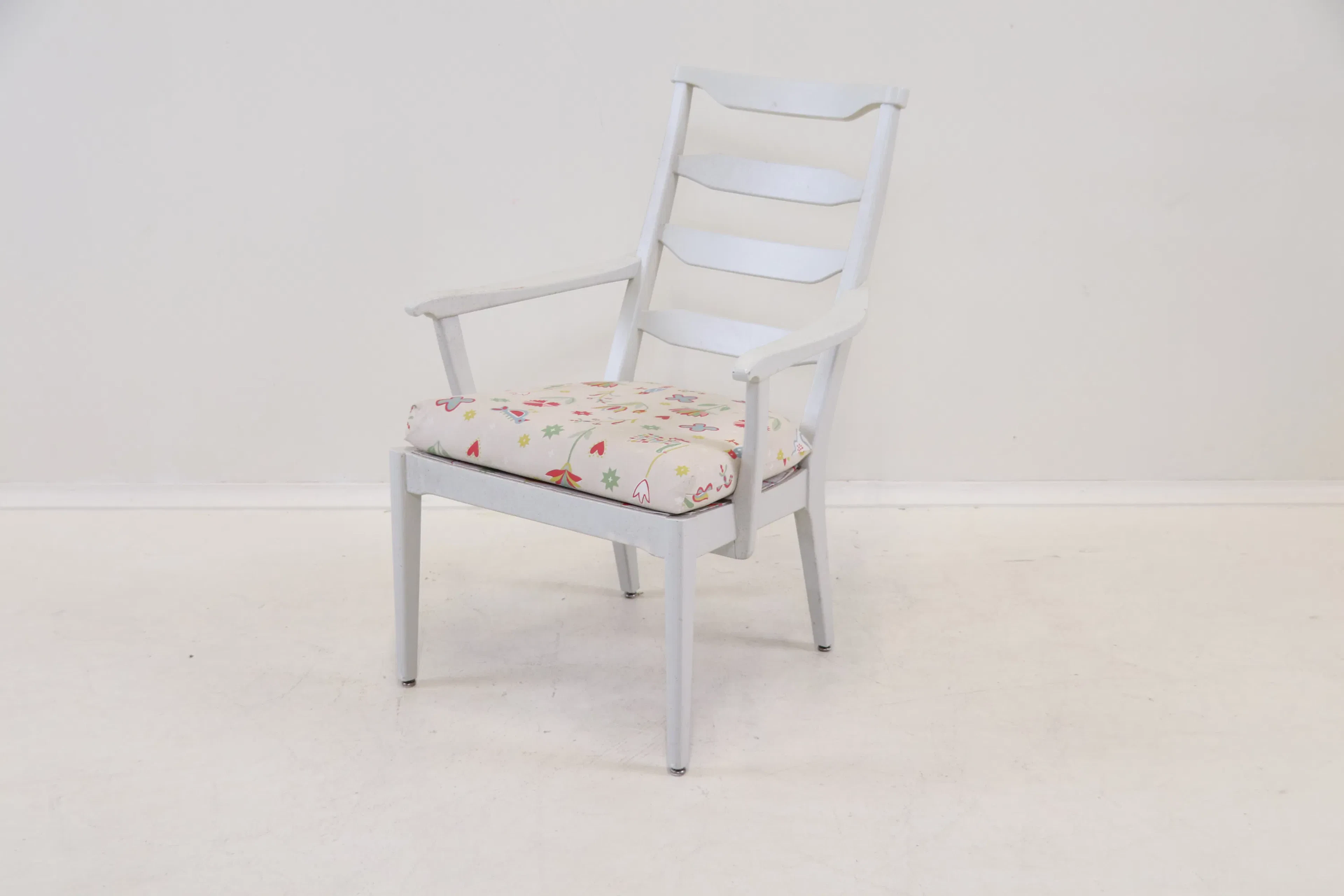 Carl Malmsten, un fauteuil, bois/textile, « Vapensmeden ».