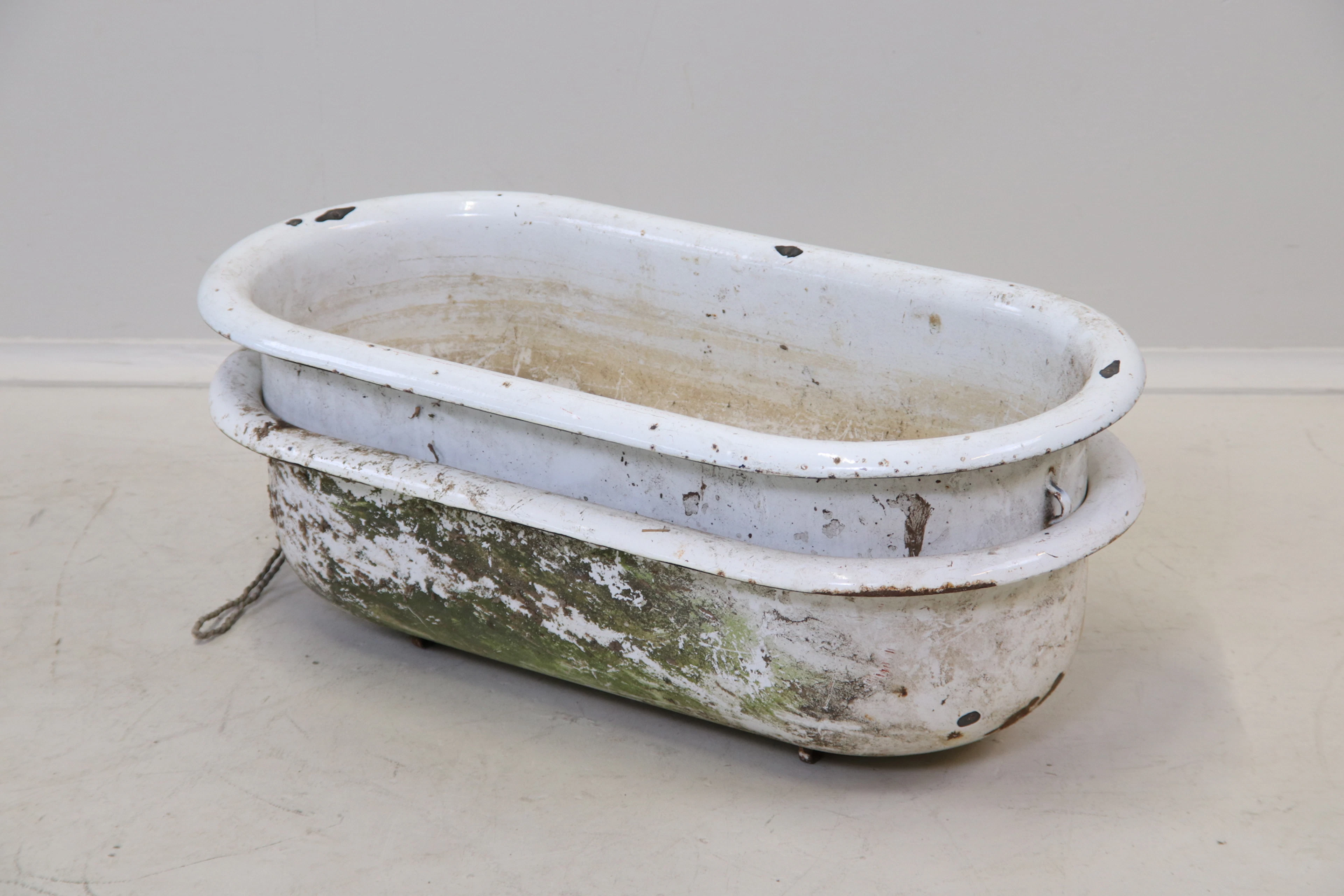 Des pots, 2 pièces, métal émaillé.