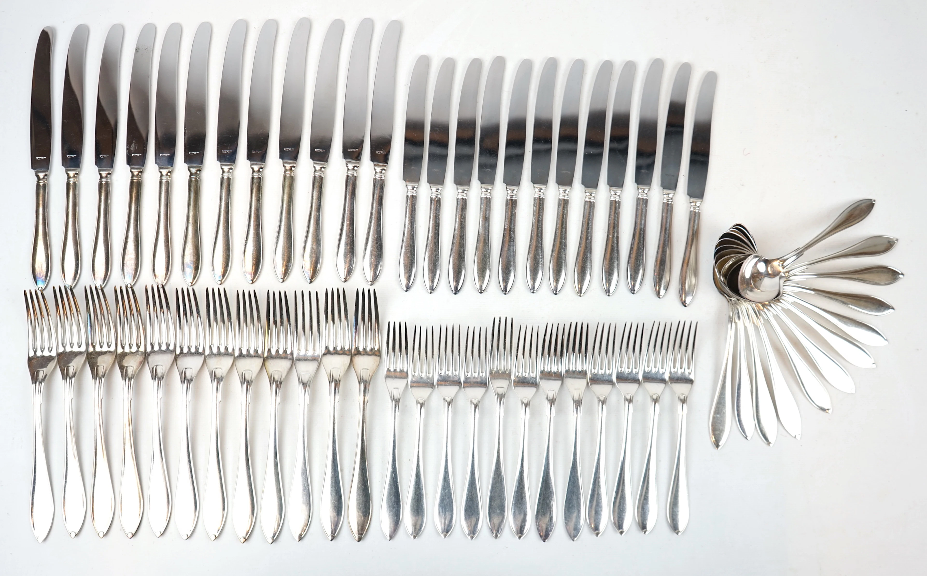 Vaisselle pour couverts, 36 pièces, argenterie nickelée, « dentelle suédoise ».