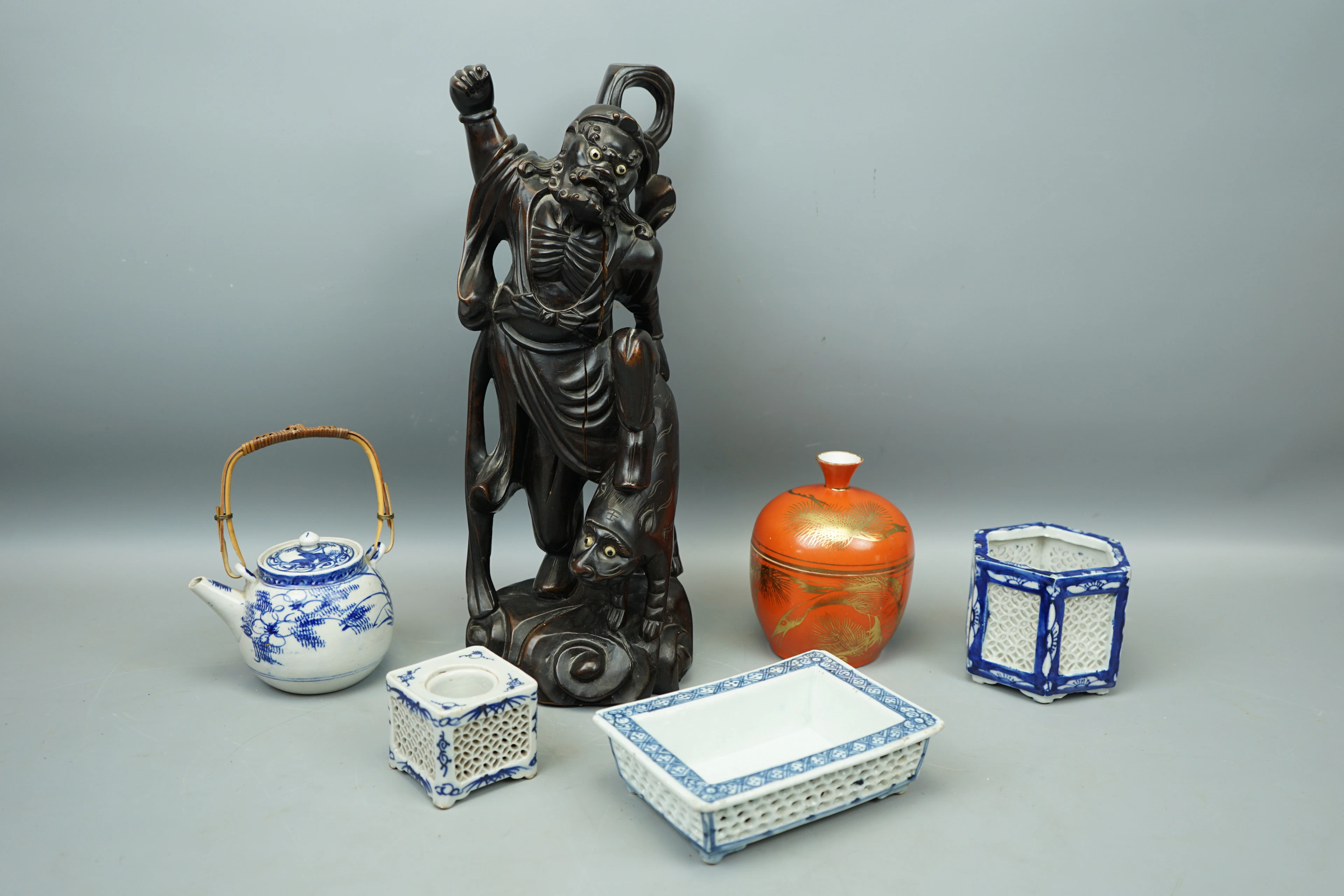 Escultura de madera y objetos diversos de porcelana, 6 piezas, China y Japón
