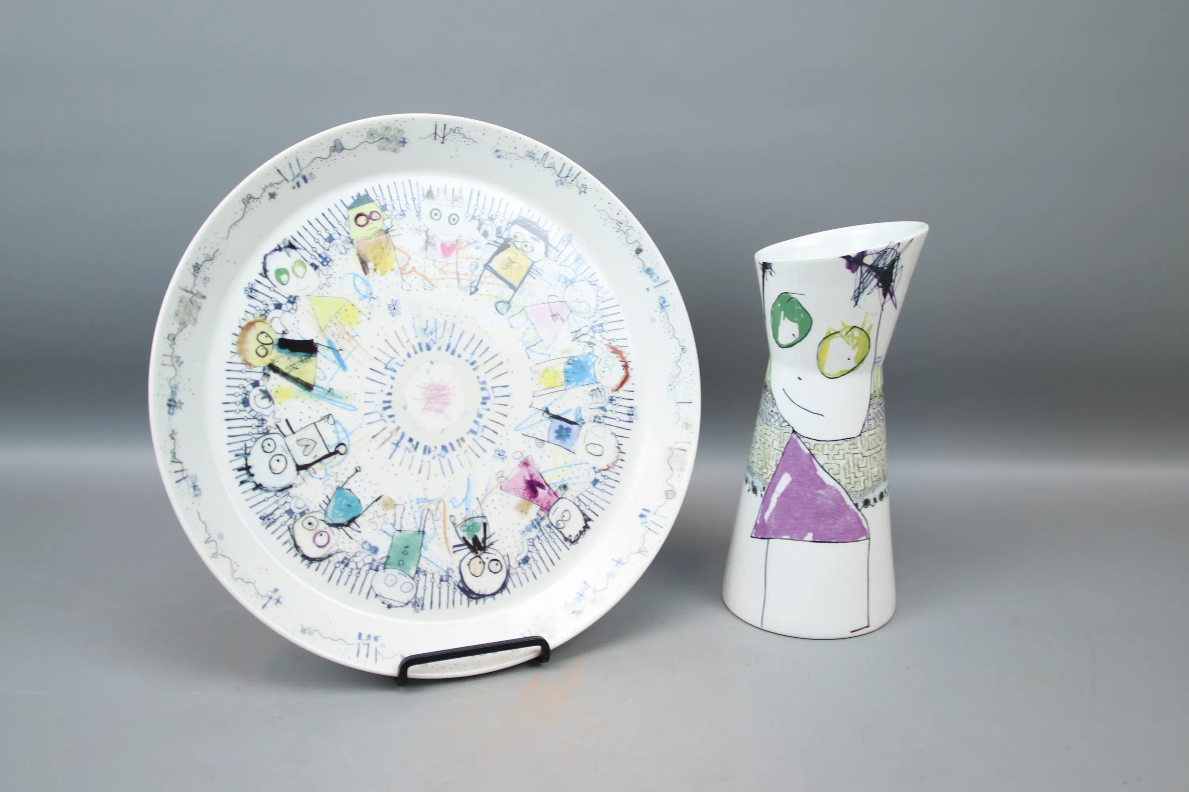 Poul Pava, un plato y jarrón "Sé amigo", porcelana.