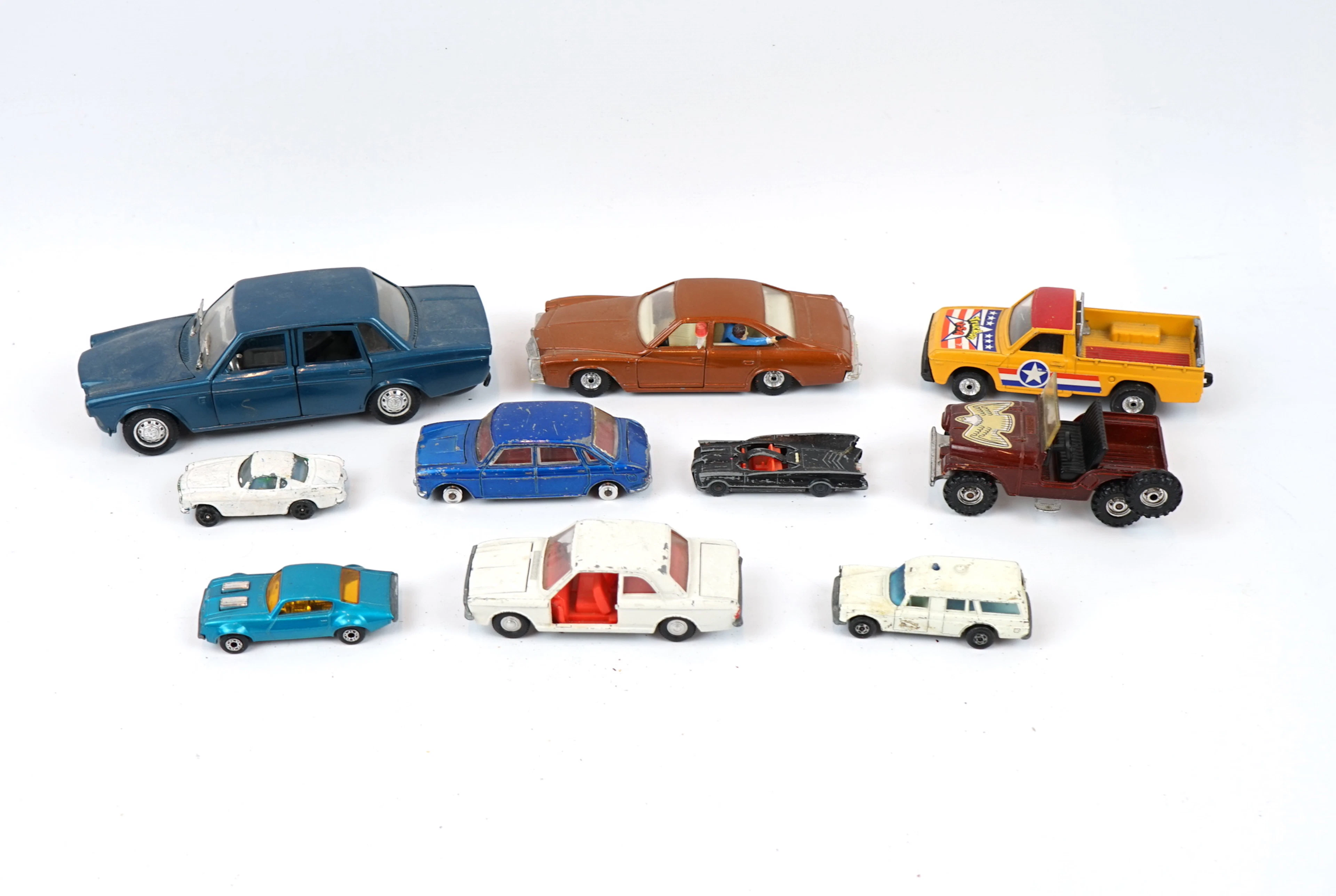 Des véhicules jouets, beaucoup, y compris Dinky et Matchbox.