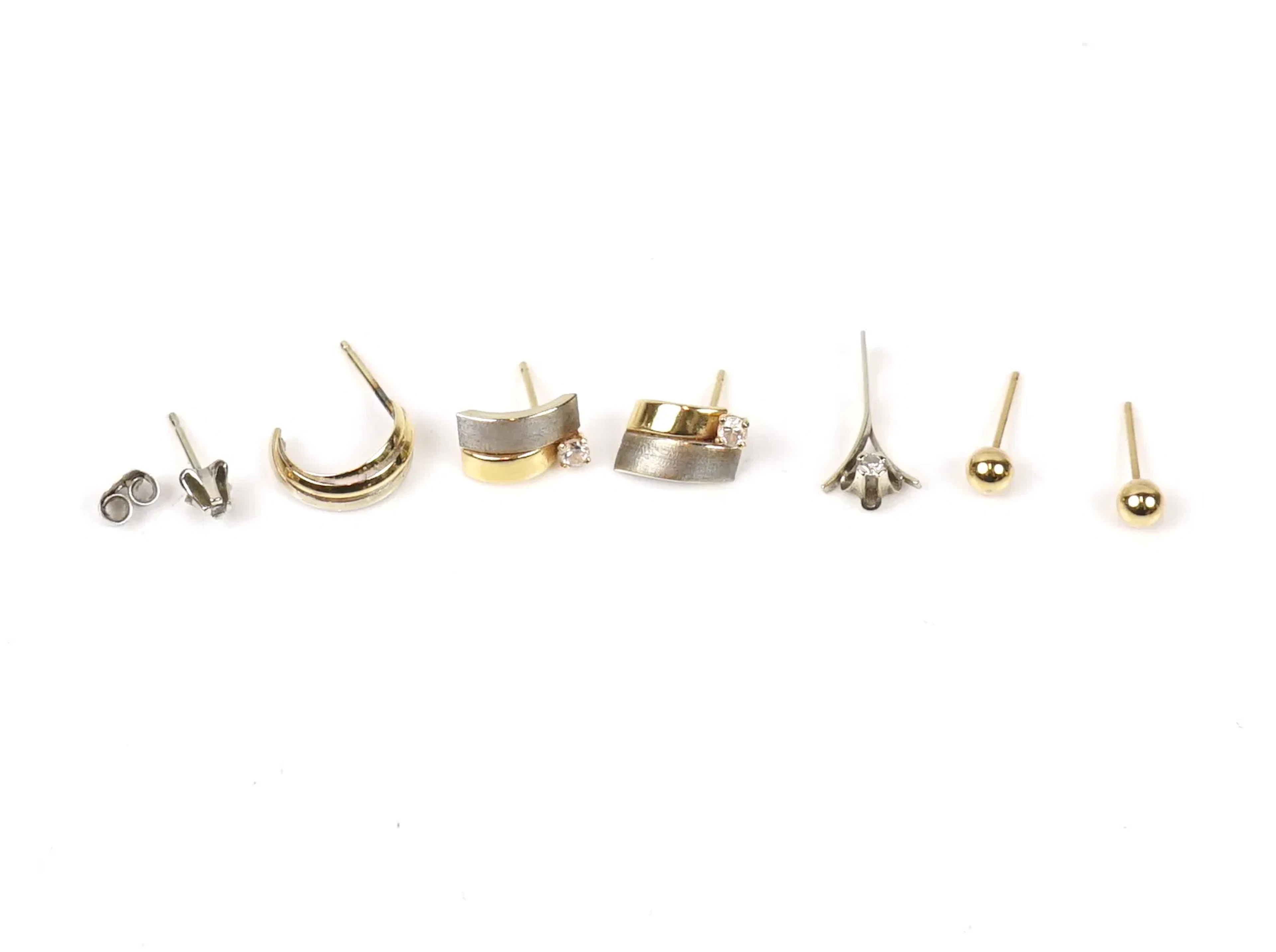 Pendiente, etc., 8 piezas, oro blanco/rojo de 18K, algo con guijarros.