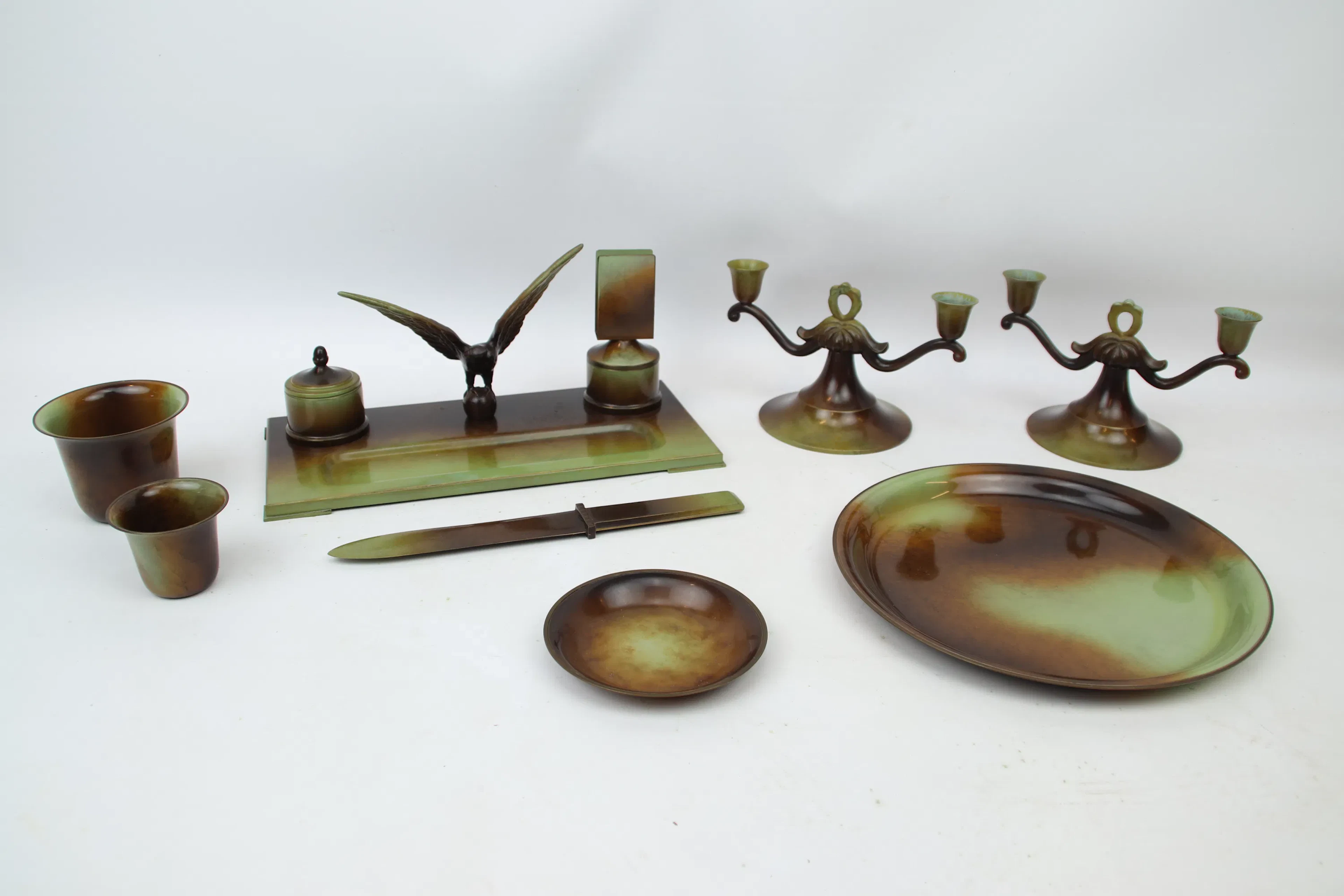 Ensayo sobre escritorio, 8 piezas, bronce verde patinado, arte moderno en metal.