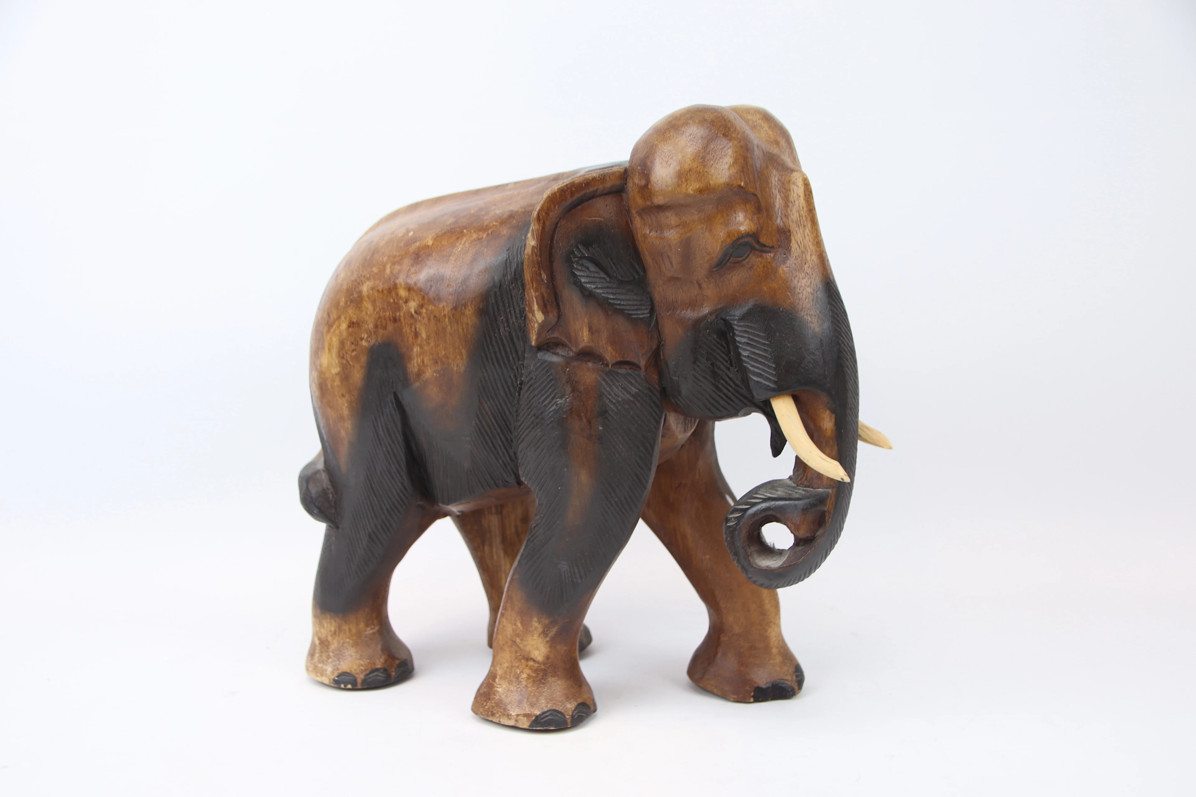 Escultura, elefante, madera tallada.