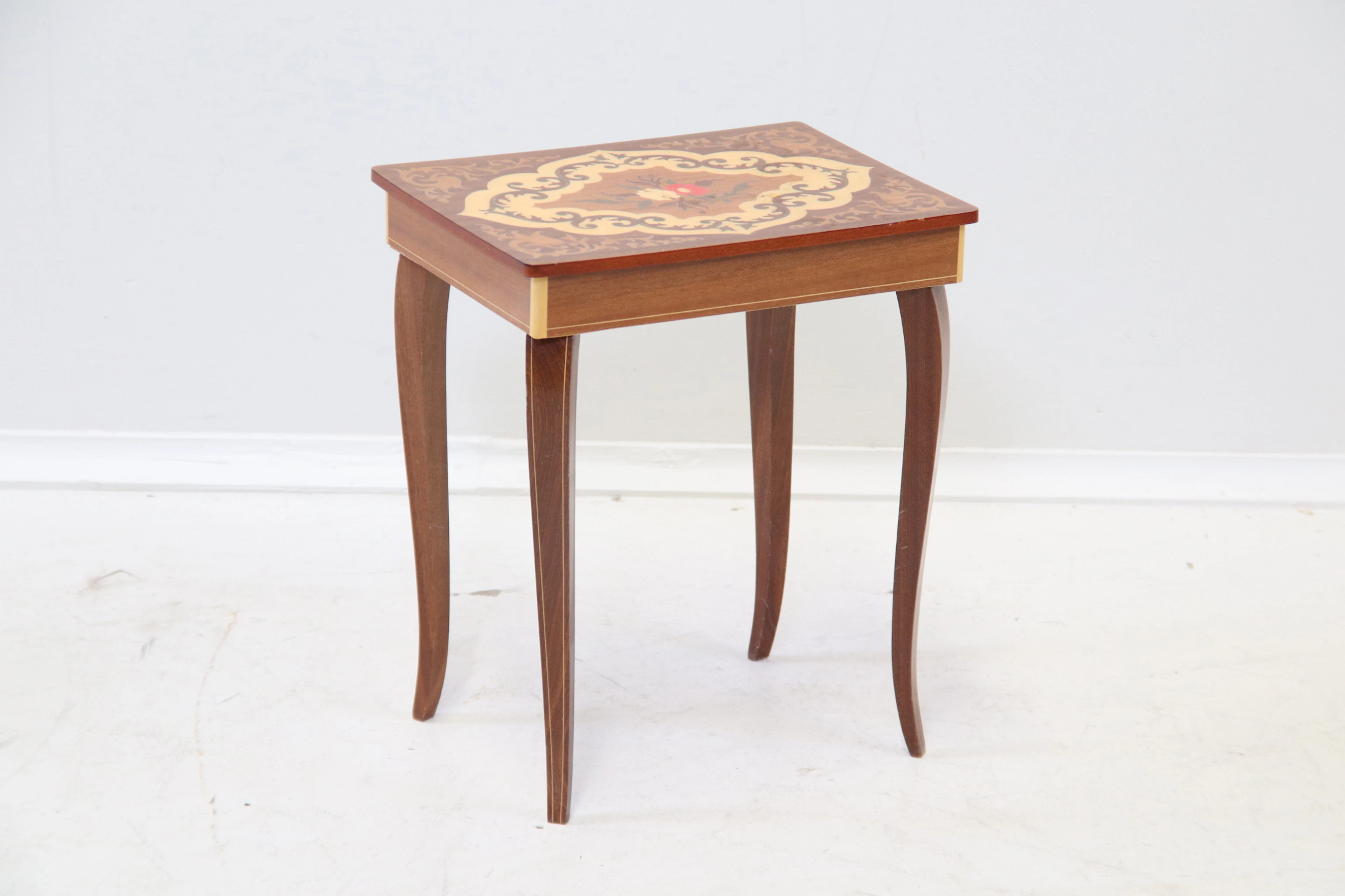 Mesa con caja de música, madera/textil, Italia, siglo XX.