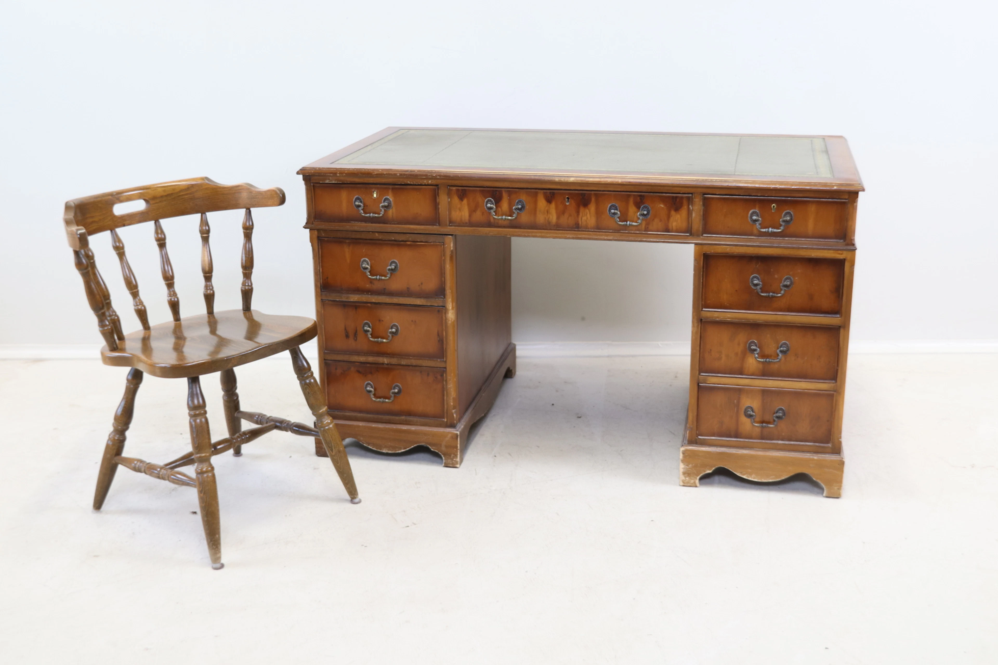 Escritorio, 9 cajones, caoba/cuero, y silla, estilo inglés, década de 1900