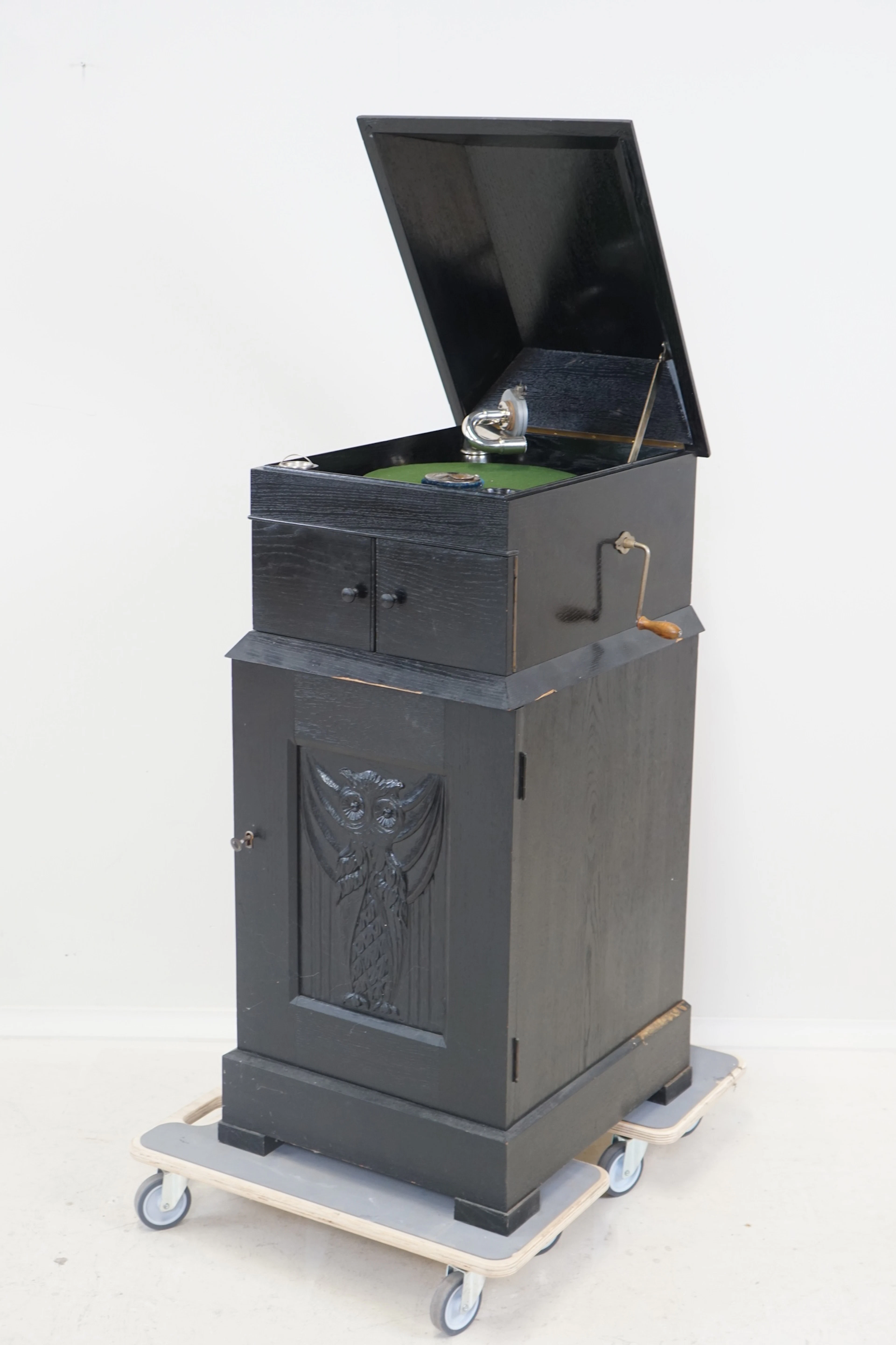 Mobili per grammofono, rovere tinto nero, 1900.