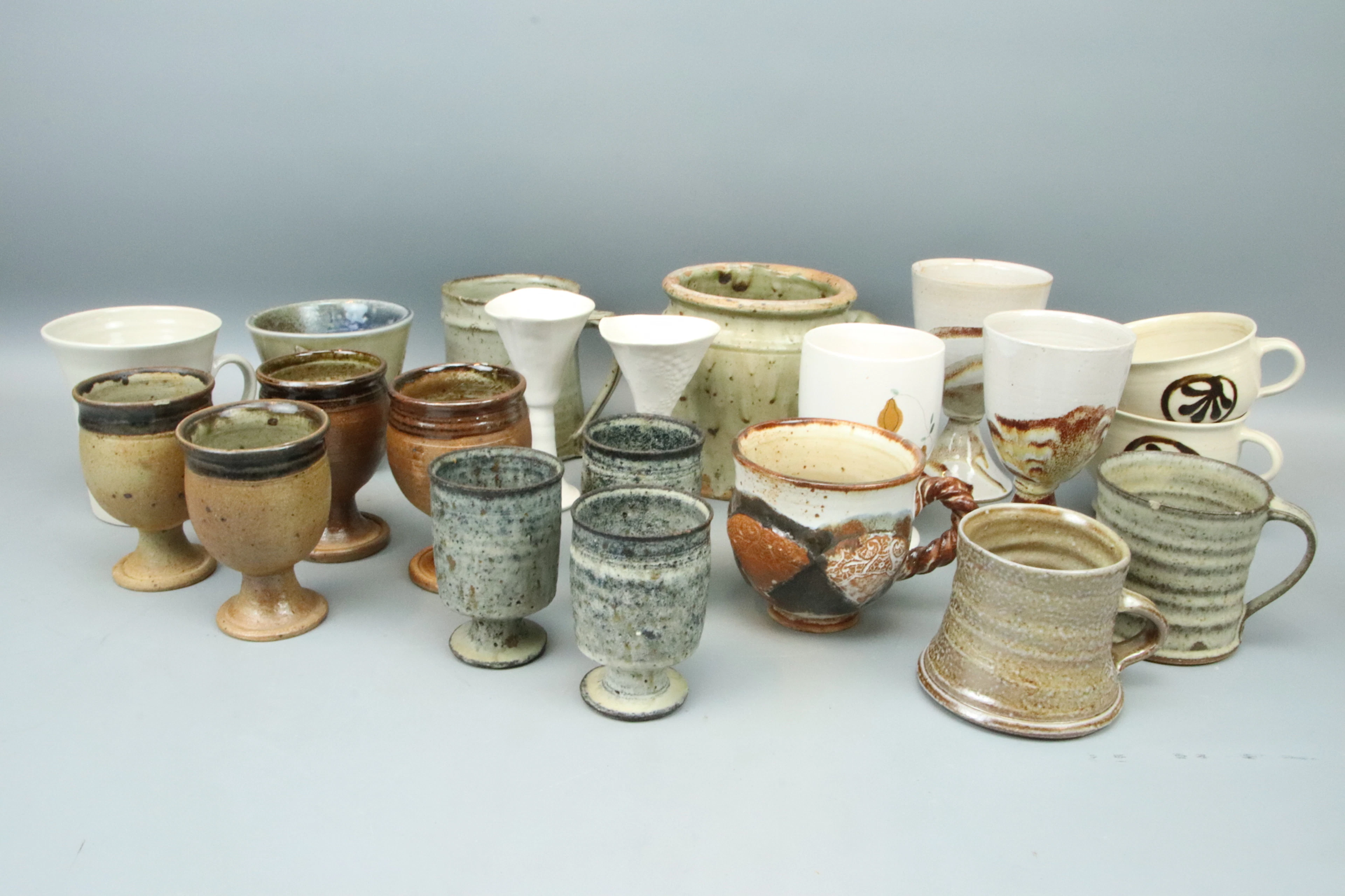 Tasses et gobelins, un lot, céramiques, partiellement signé.