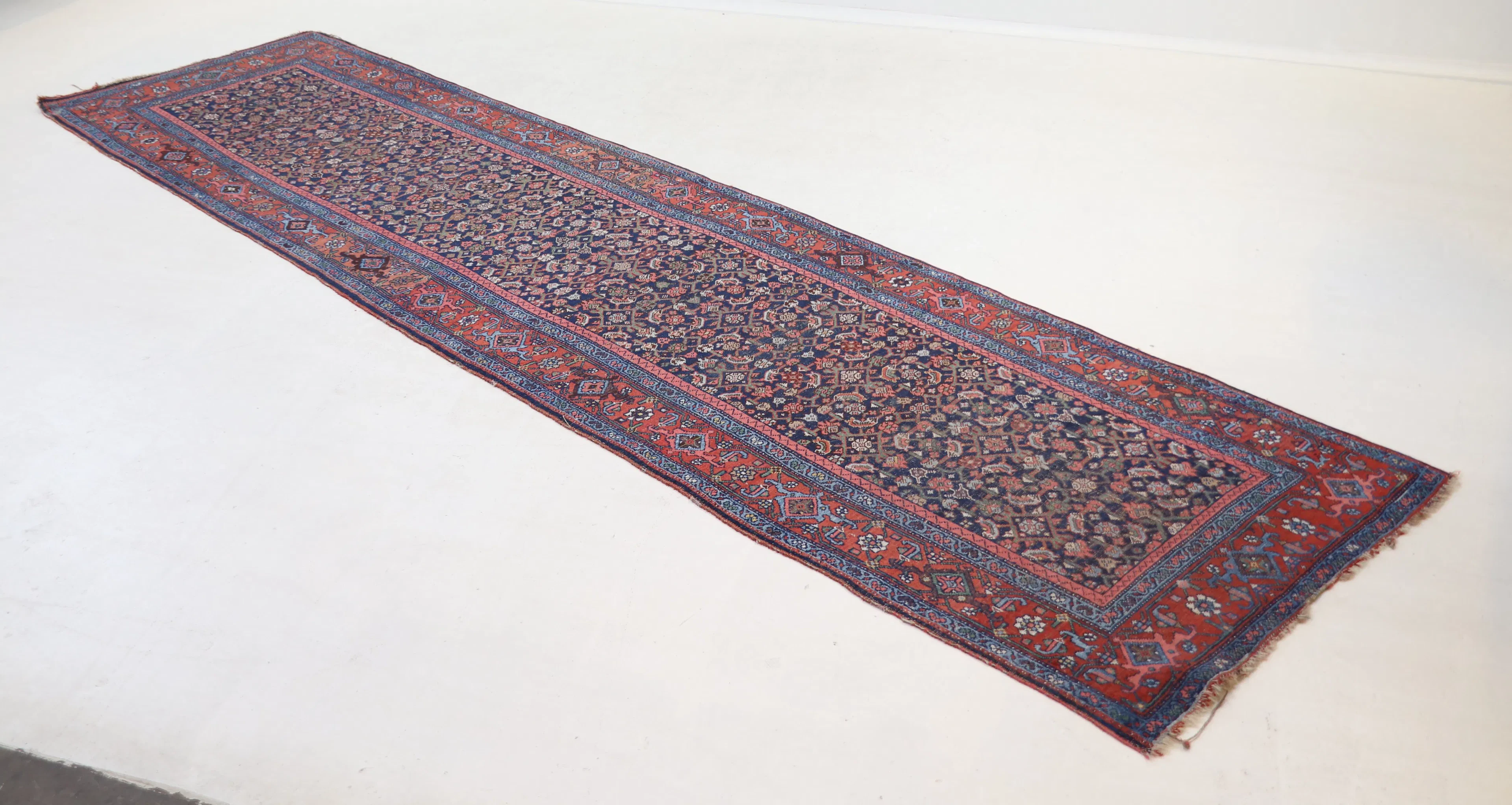 Alfombra de galería, oriental, anudada a mano, de lana.