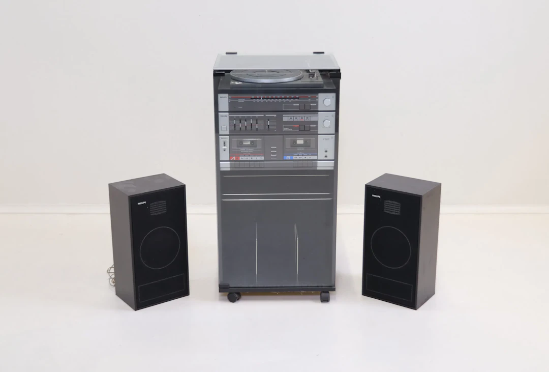 Stereo system, Philips F1552/90, and a pair of speakers, Philips.