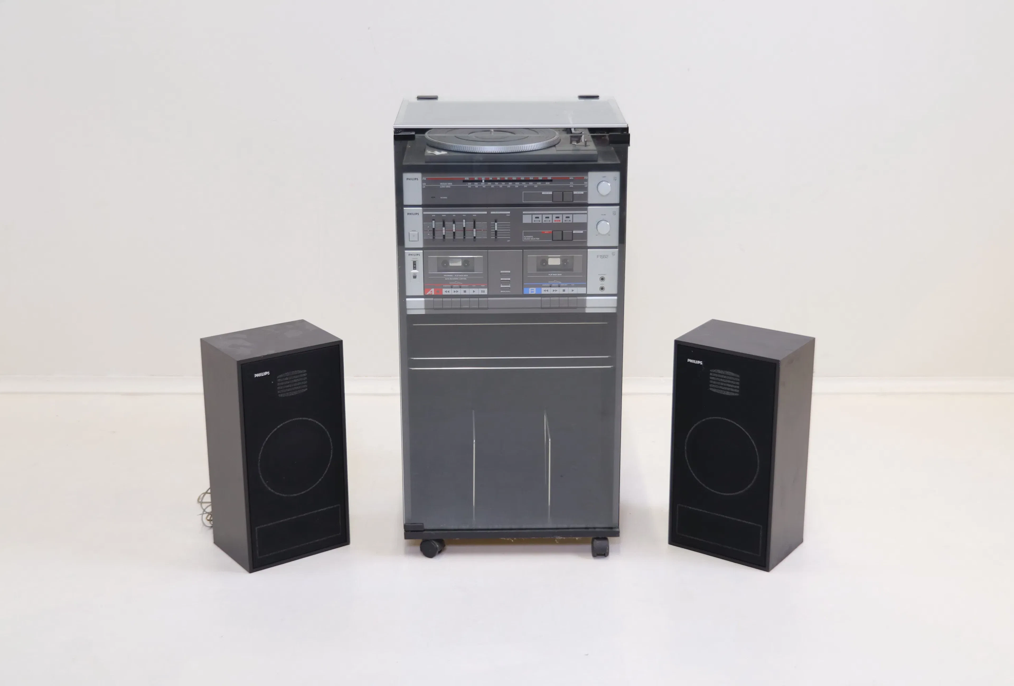 Stereo system, Philips F1552/90, and a pair of speakers, Philips.