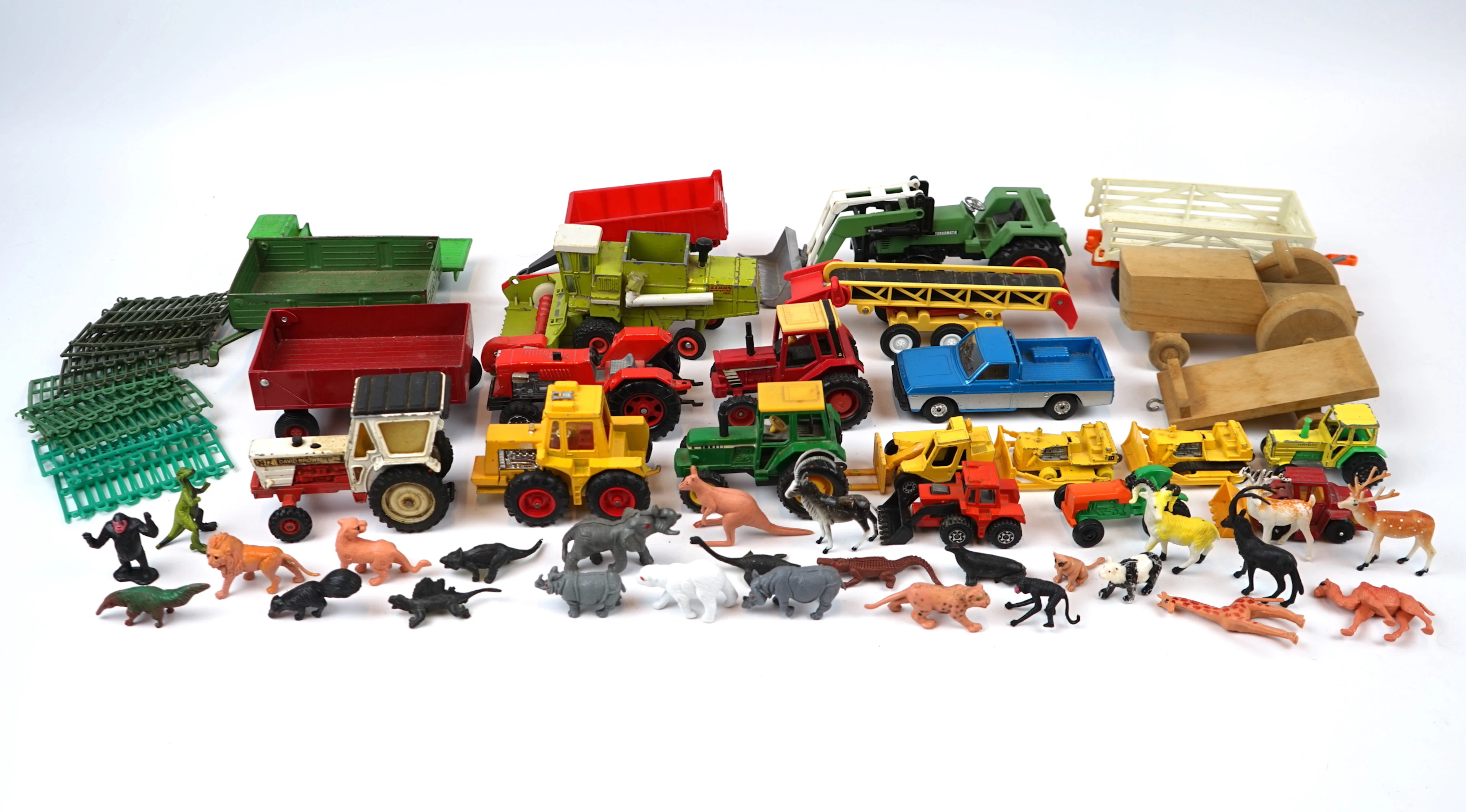 Des tracteurs jouets, etc., beaucoup, y compris Matchbox.