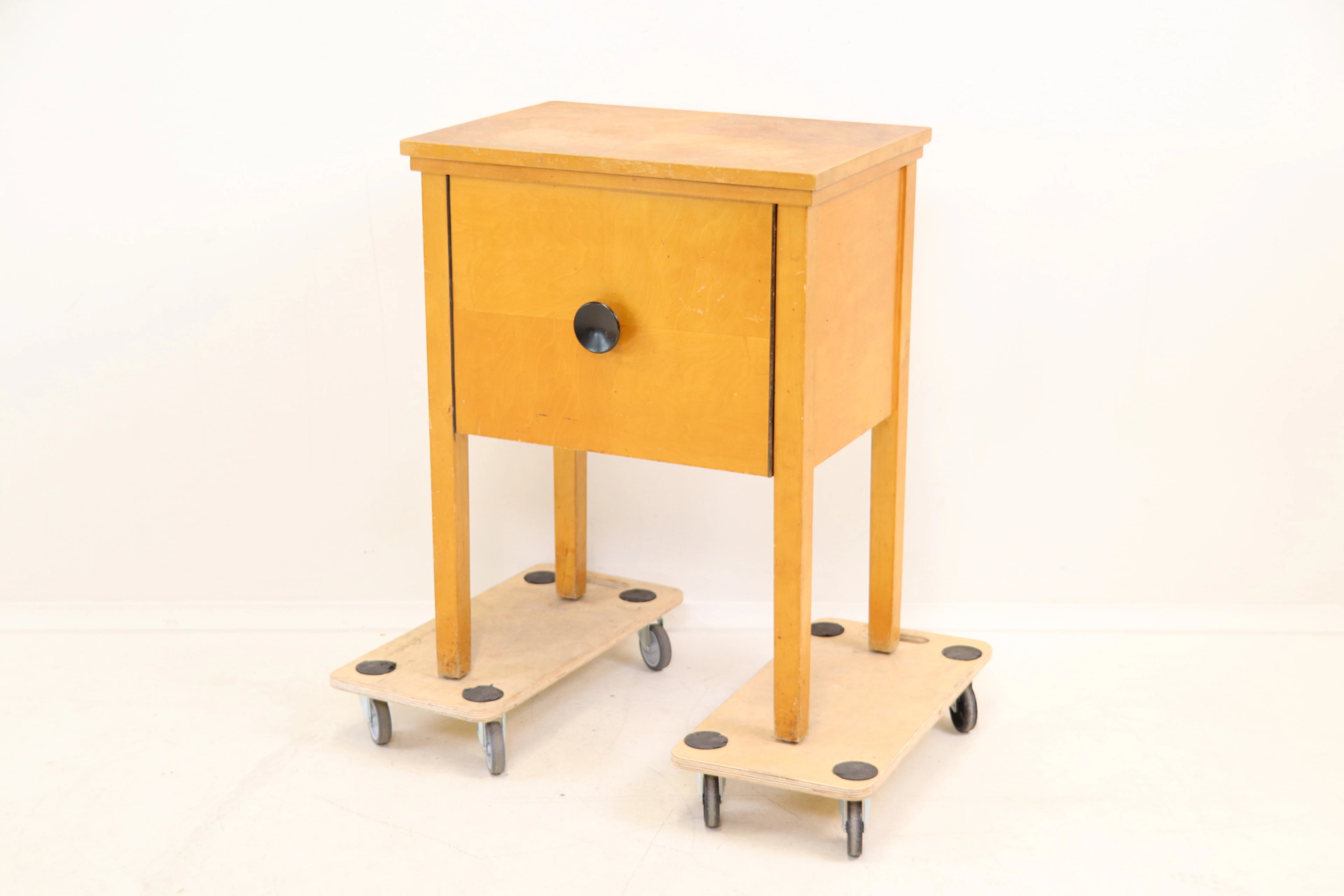 Table à coudre, en bois, avec machine à coudre, Husqvarna.