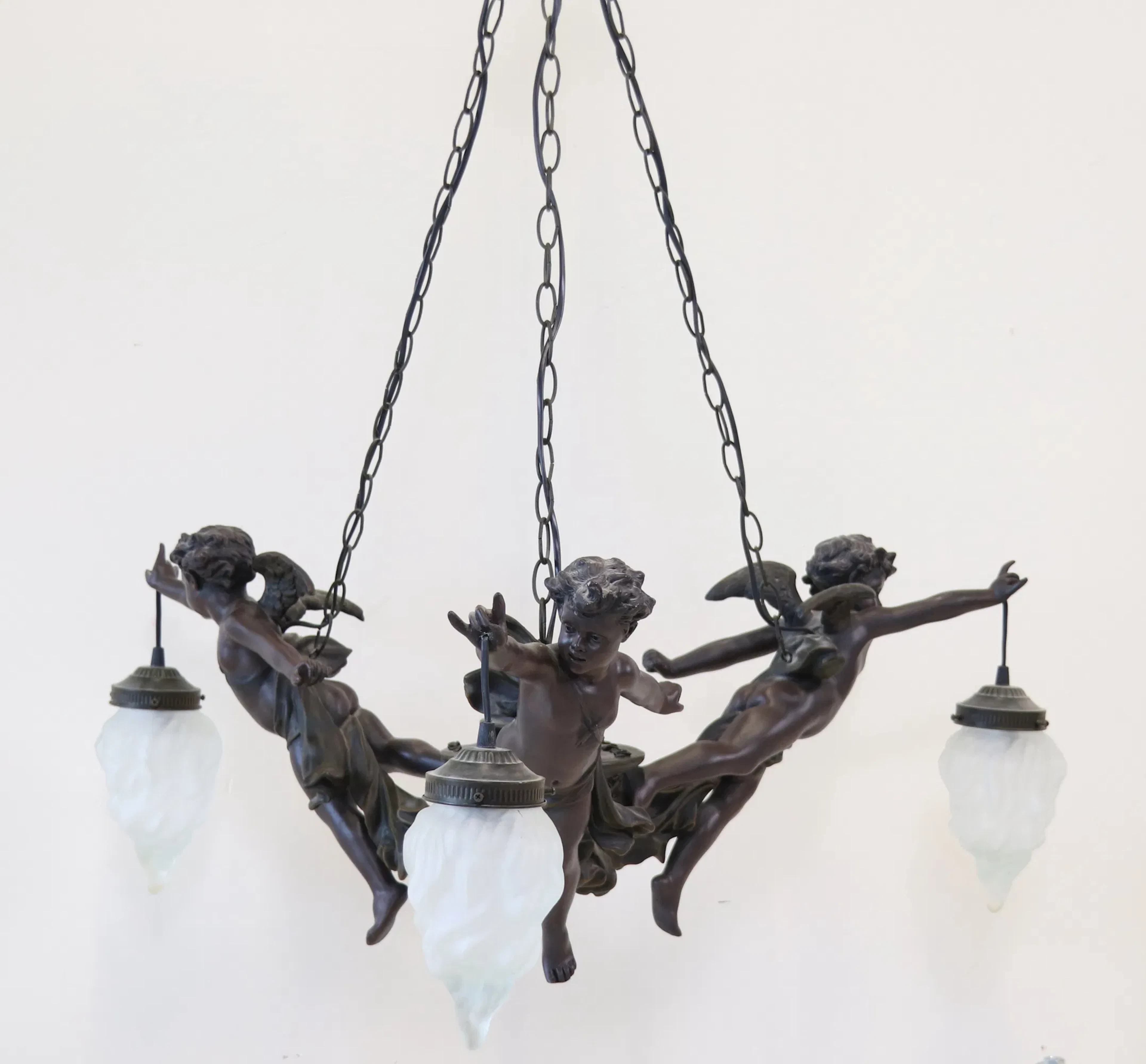 Kronleuchter, 3 Lichtpunkte, Kunstmasse/Glas, zeitgenössisch.