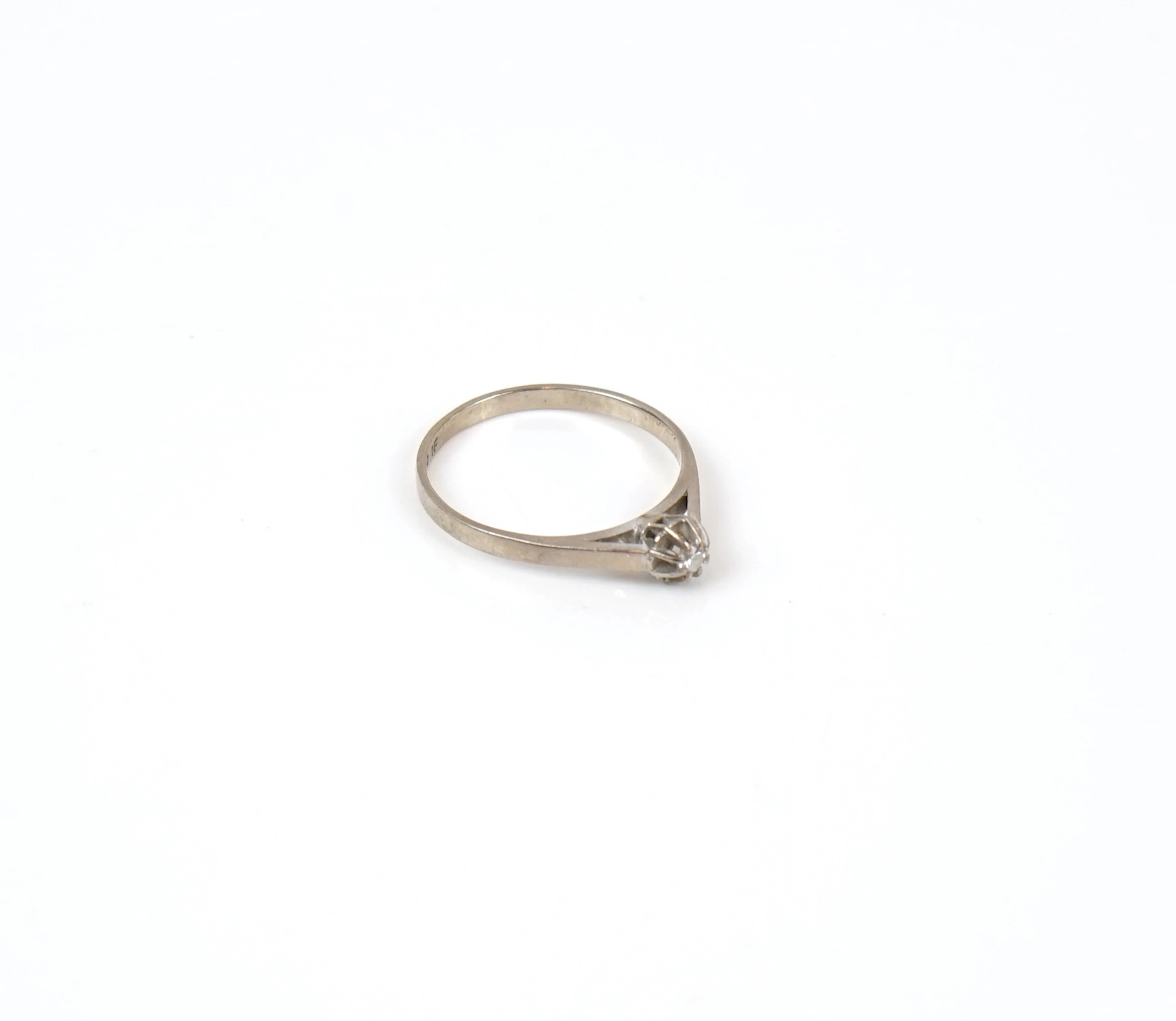 Anillo, oro blanco de 18 quilates con diamante 0,06 mil.