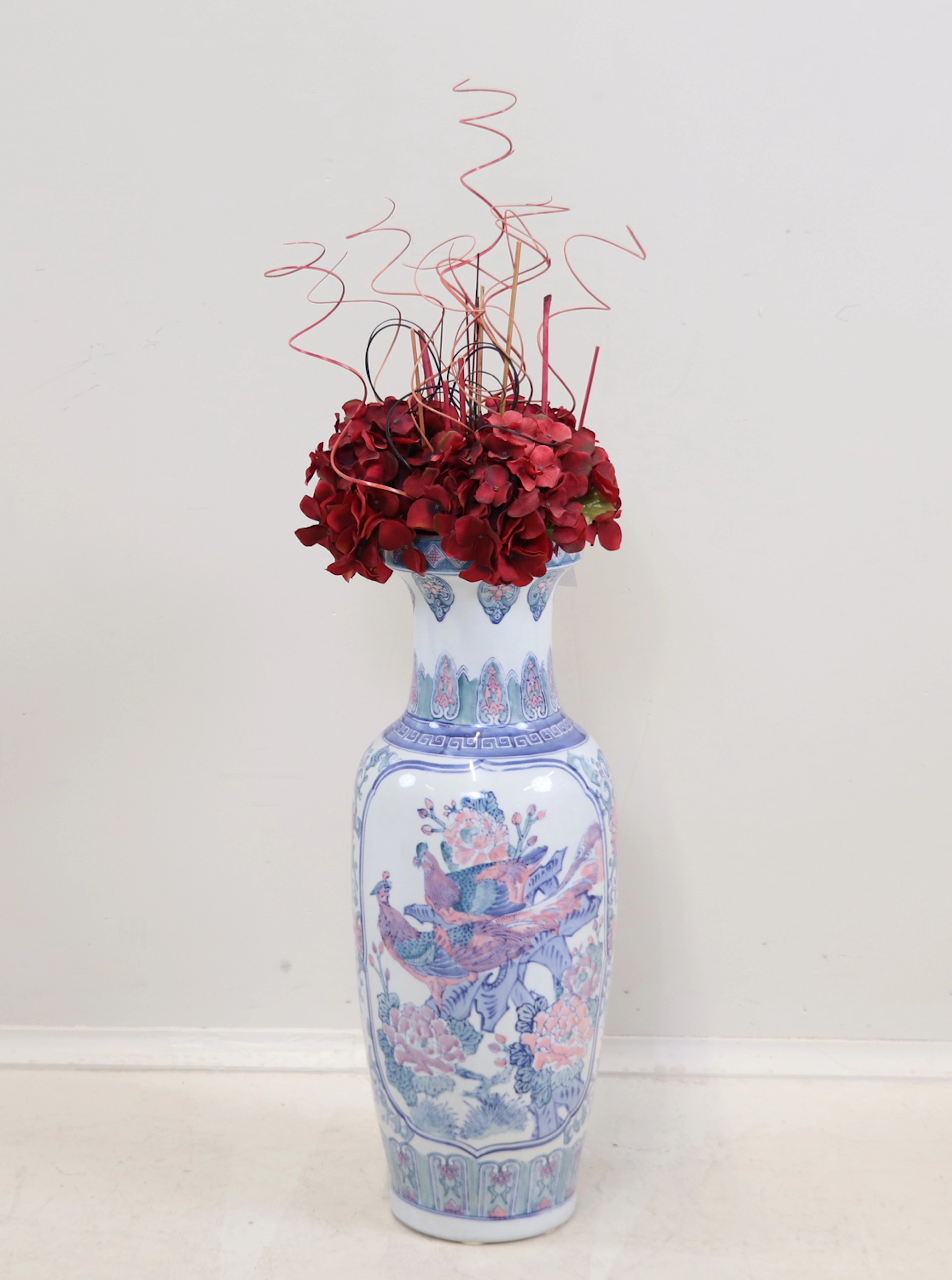 Vase au sol, style oriental avec décoration paon, porcelaine.